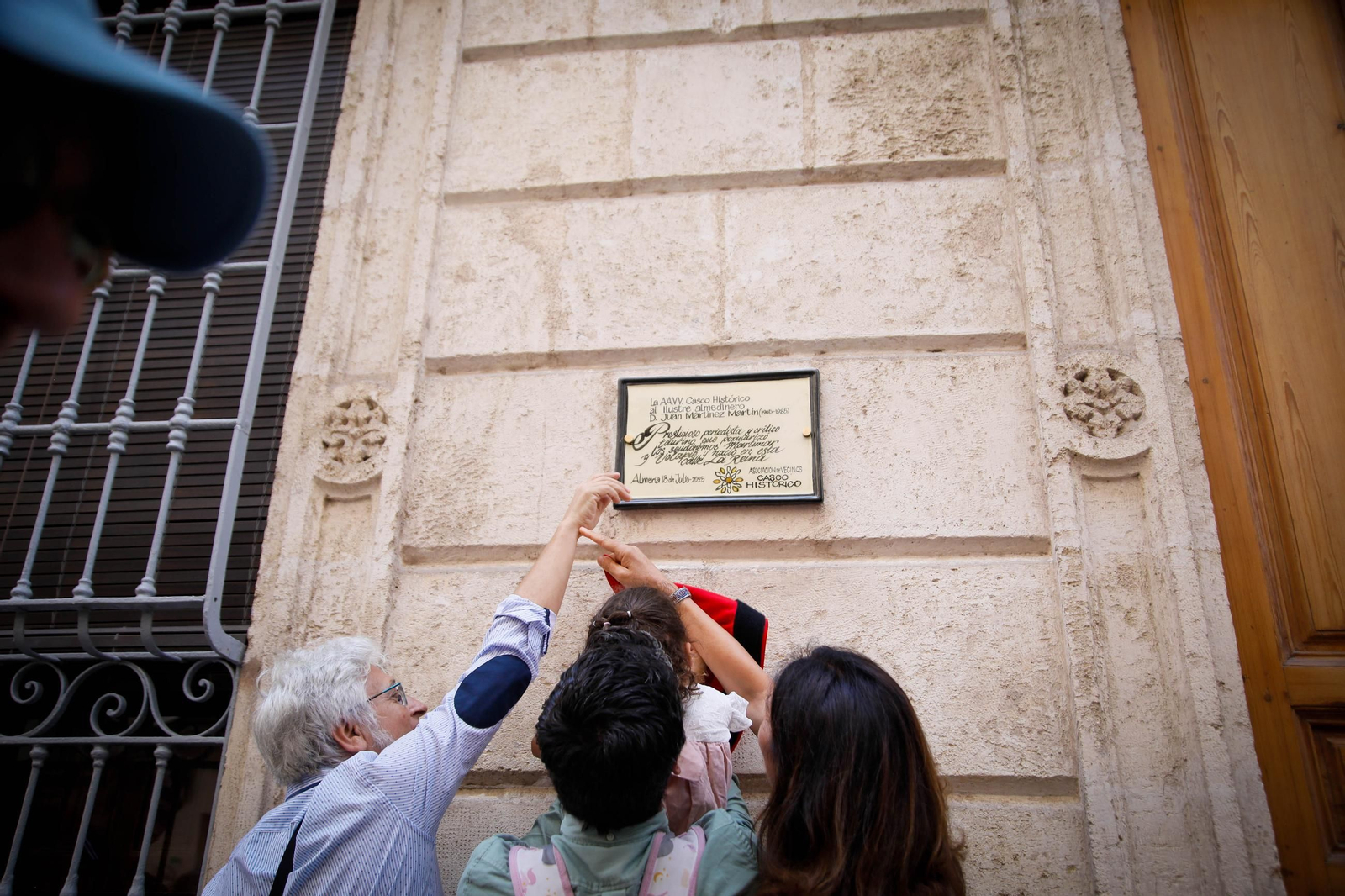 La Asociación de Vecinos del Casco Histórico inaugura una placa en homenaje al periodista Juan Martínez Martín 'Volapié'