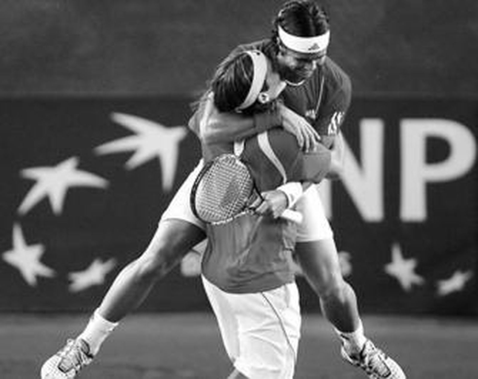 Feliciano López y Fernando Verdasco se abrazan tras conseguir el punto definitivo ante Perú.