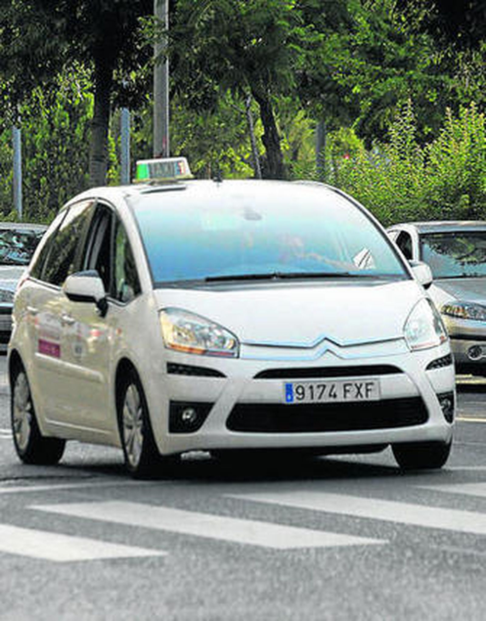 Un taxi, en una avenida de la ciudad.