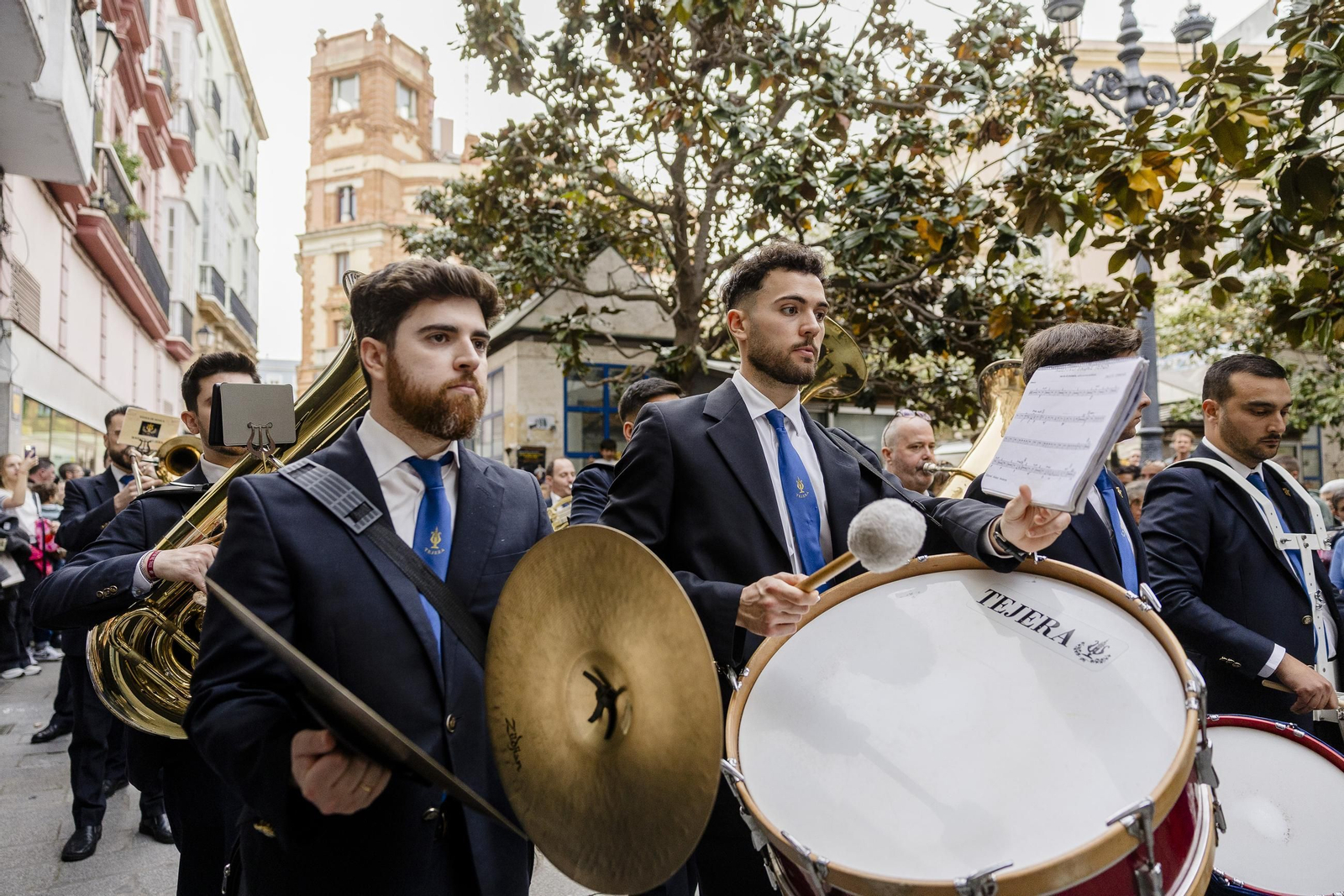 Imágenes de la procesión de la Virgen de los Dolores de Servitas en Cádiz
