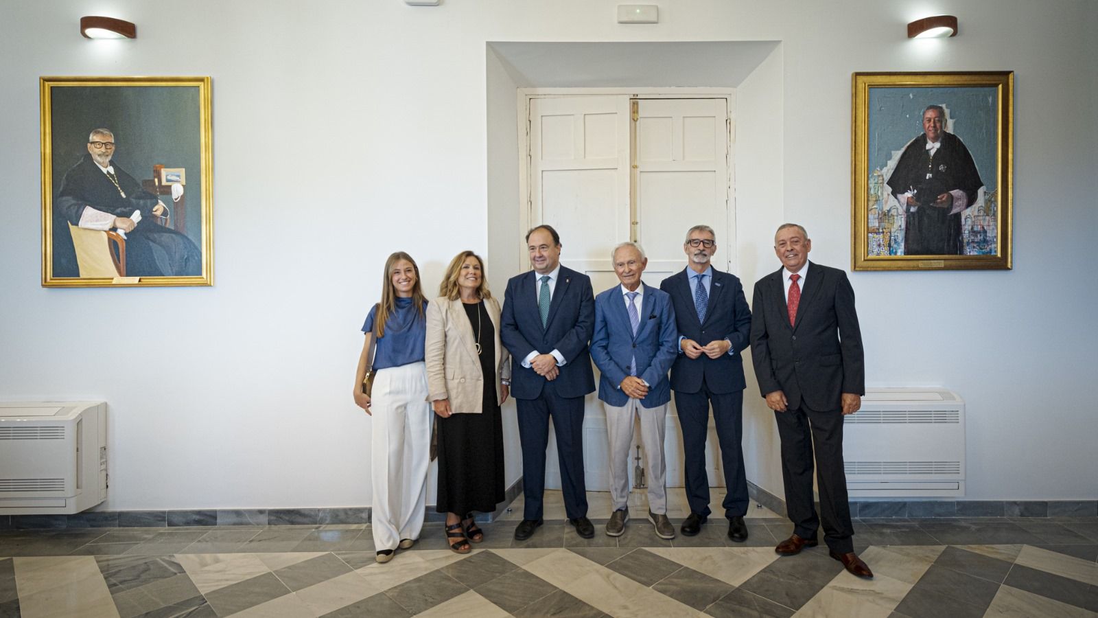 Anteriores rectores y el actual posan entre los retratos de Sales y Piniella.