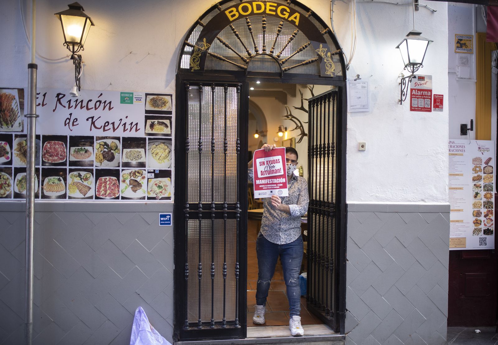 El cierre de los comercios y la hostelería se adelantan en Sevilla