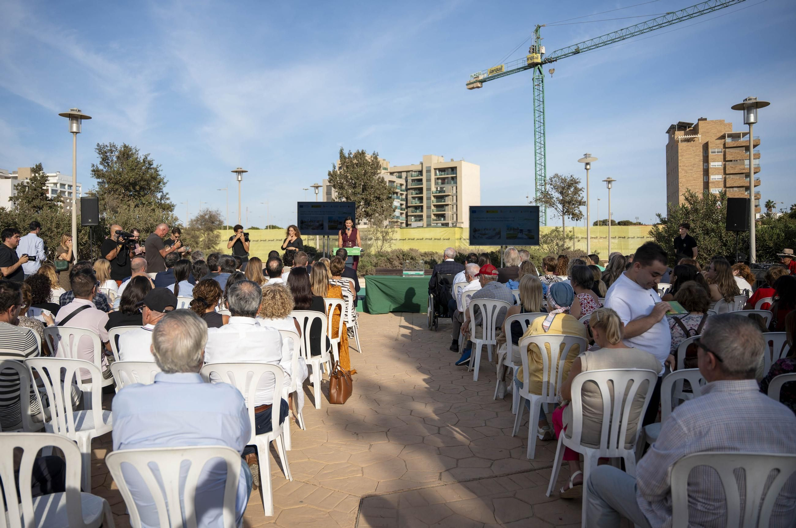 Las imágenes de la primera piedra del centro de día ocupacional Juan Goytisolo de Verdiblanca en Almería