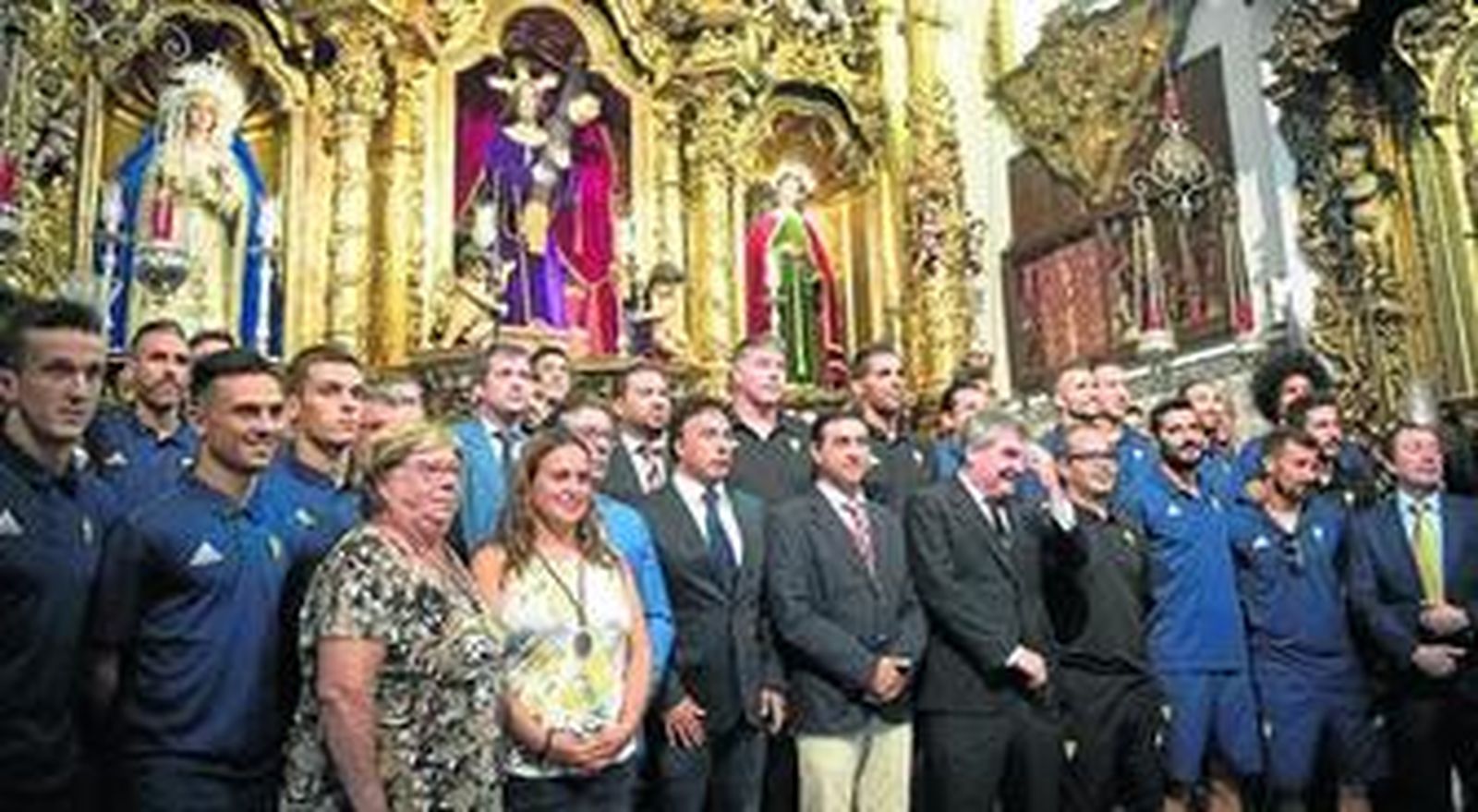 La expedición cadista, con miembros de la cofradía del Nazareno, ayer en Santa María.