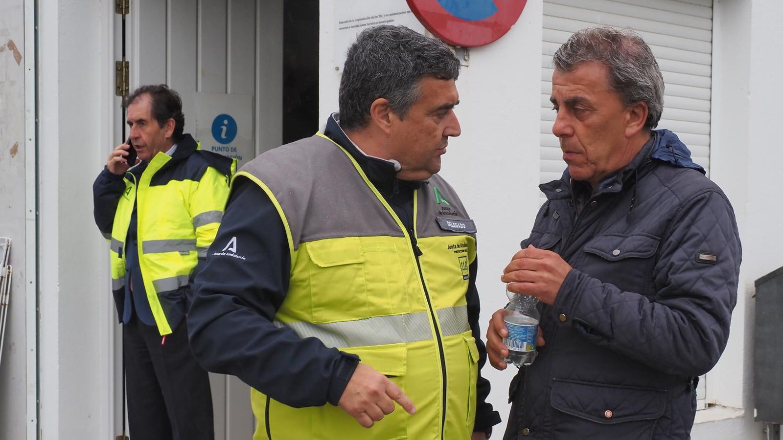 El delegado de la Junta en Huelva, José Manuel Correa, junto con el alcalde de Sanlúcar, José Pérez.