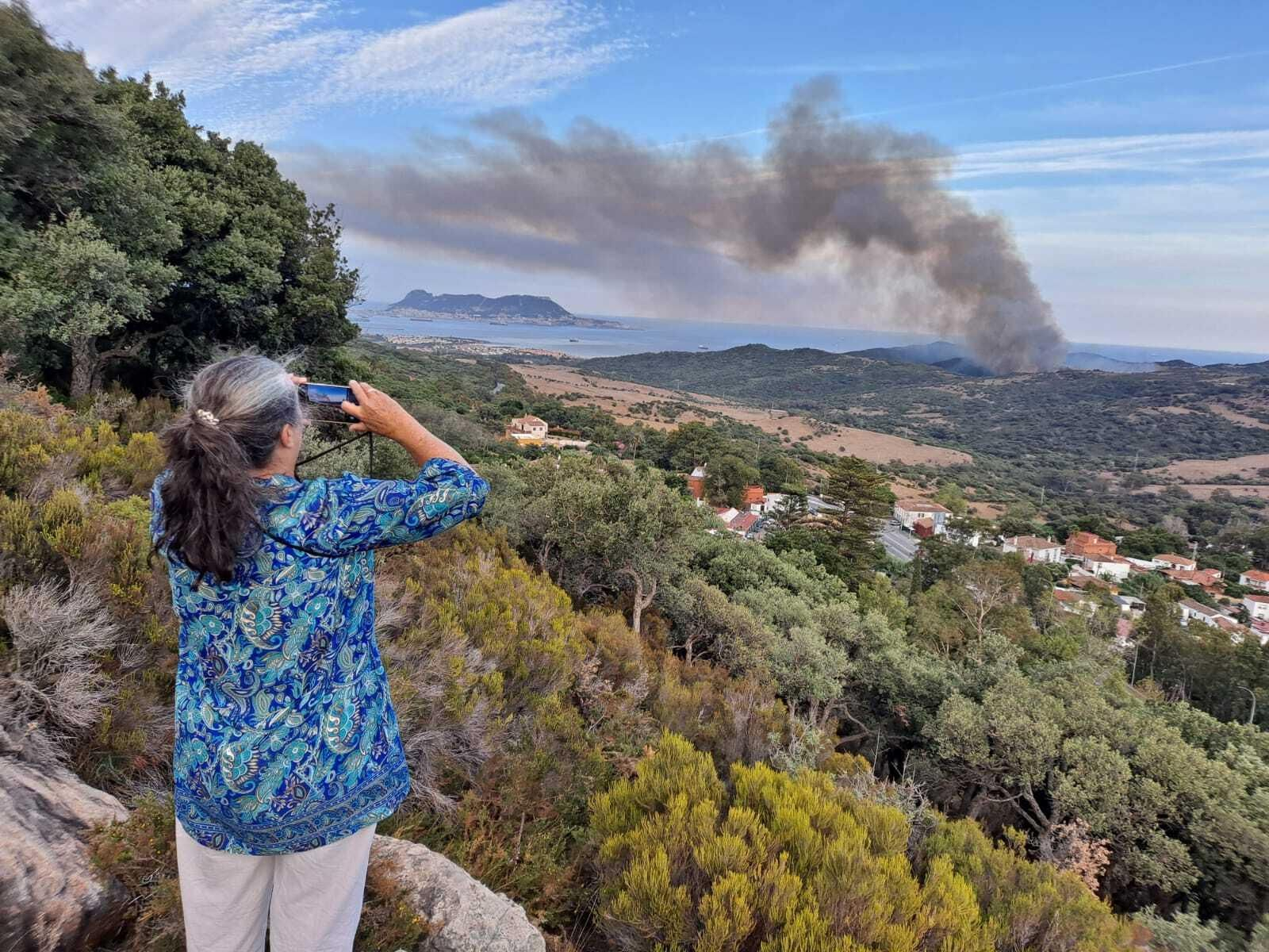 Las fotos del incendio entre las Pantallas y la Marchenilla, en Algeciras
