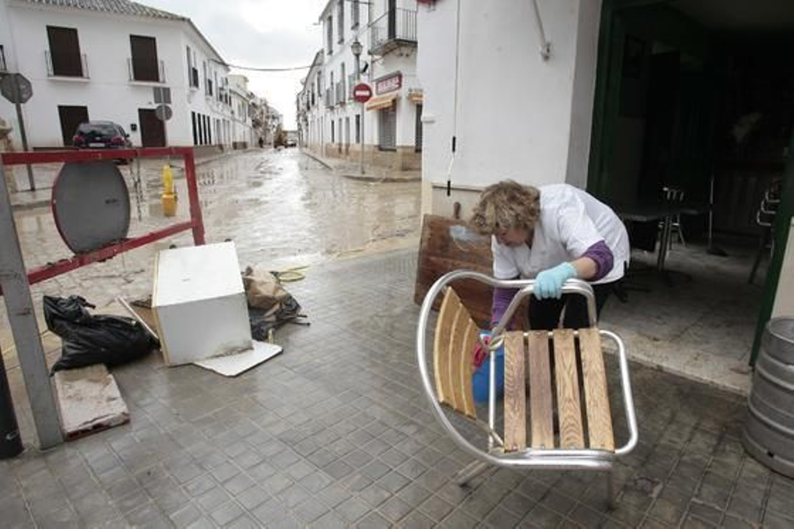 Tareas de limpieza de lodo en Écija.

Foto: Juan Carlos Muñoz