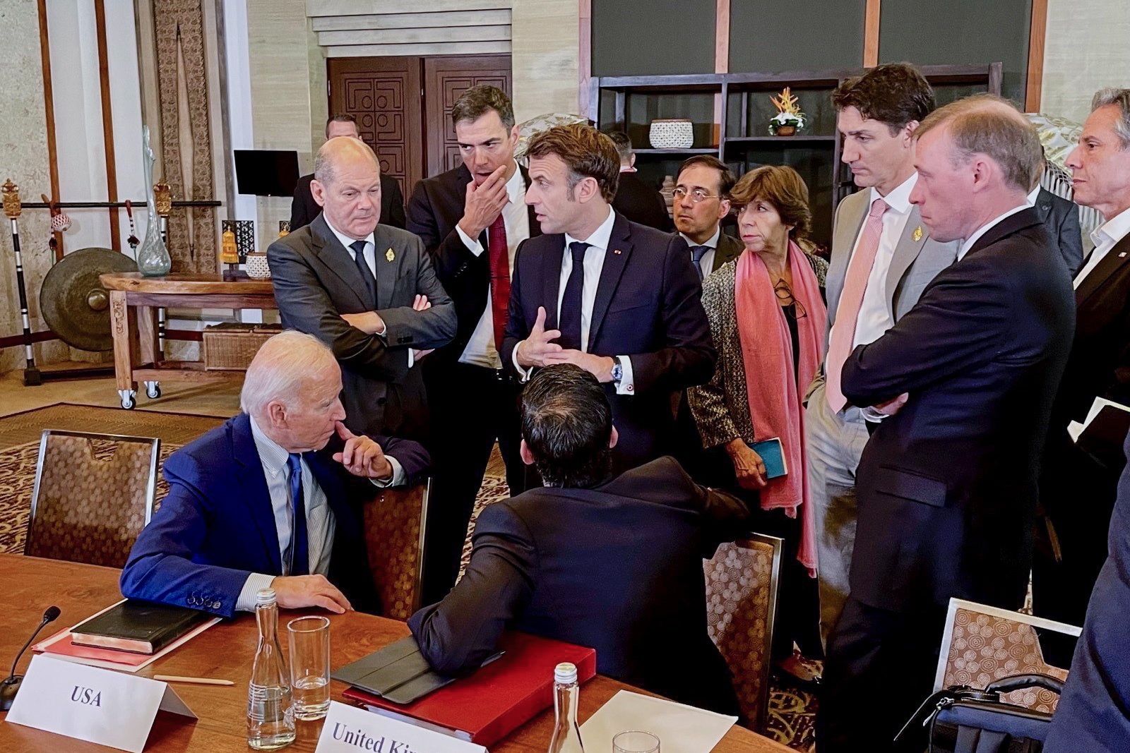 Los líderes de EEUU, Joe Biden; Alemania, Olaf Scholz; España, Pedro Sánchez; Francia, Emmanuel Macron; Canadá, Justin Trudeau; y el Reino Unido, Rishi Sunak (de espaldas), en un momento de la cumbre.