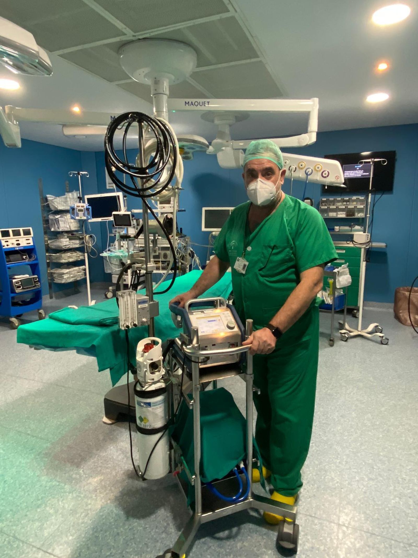 Carlos García Camacho en un quirófano de Cirugía Cardíaca del Hospital Puerta del Mar con el dispositivo para instaurar la terapia ECMO.