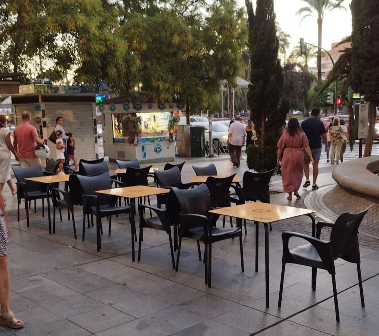 Mesas y sillas de un establecimiento de Córdoba.