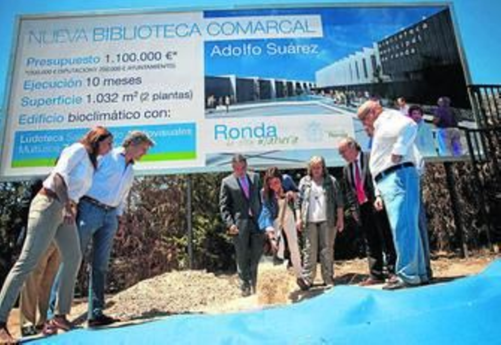 Elías Bendodo y Mari Paz Fernández, entre otros, colocan la primera piedra.