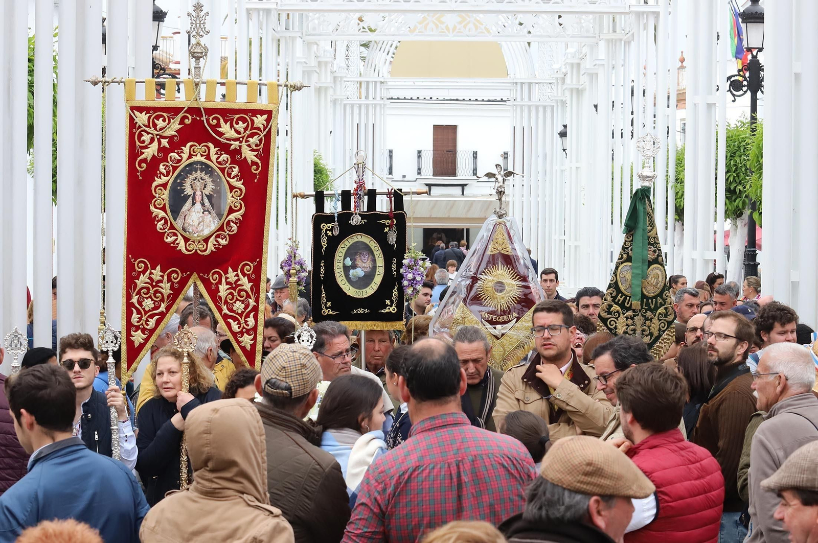 Imágenes de la llegada de la Hermandad del Rocío de Huelva a Almonte