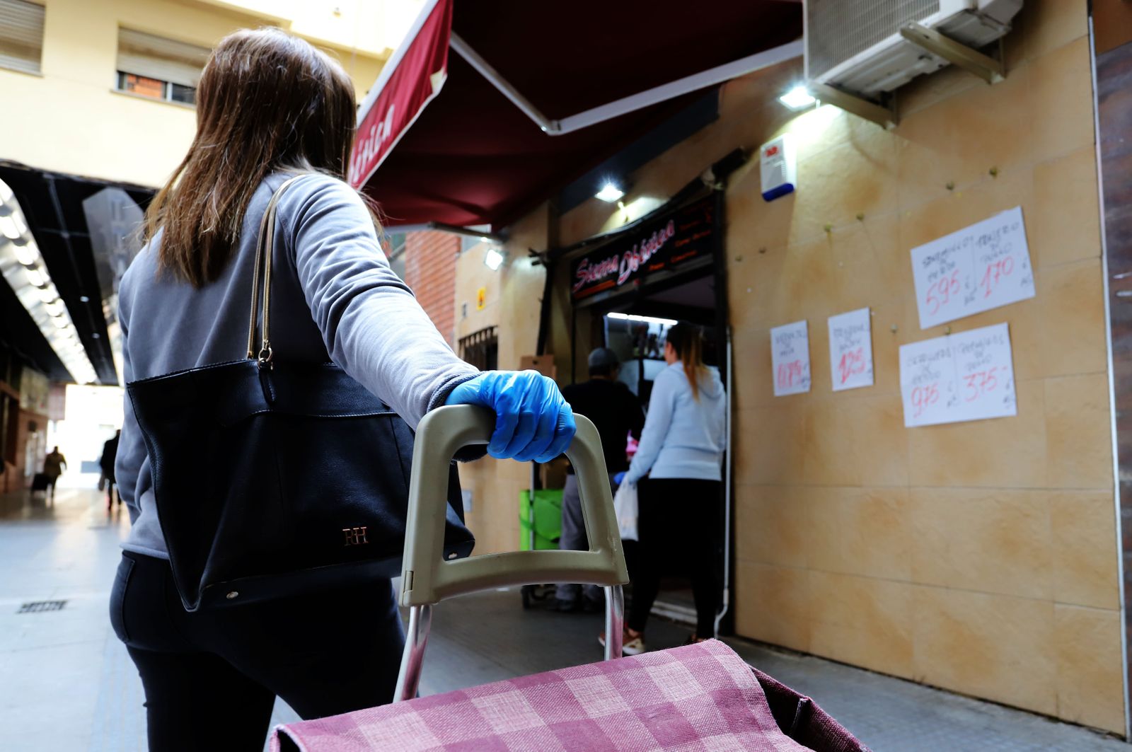 Imágenes de la actividad en las pequeñas tiendas de alimentación, fruterías y pescaderías