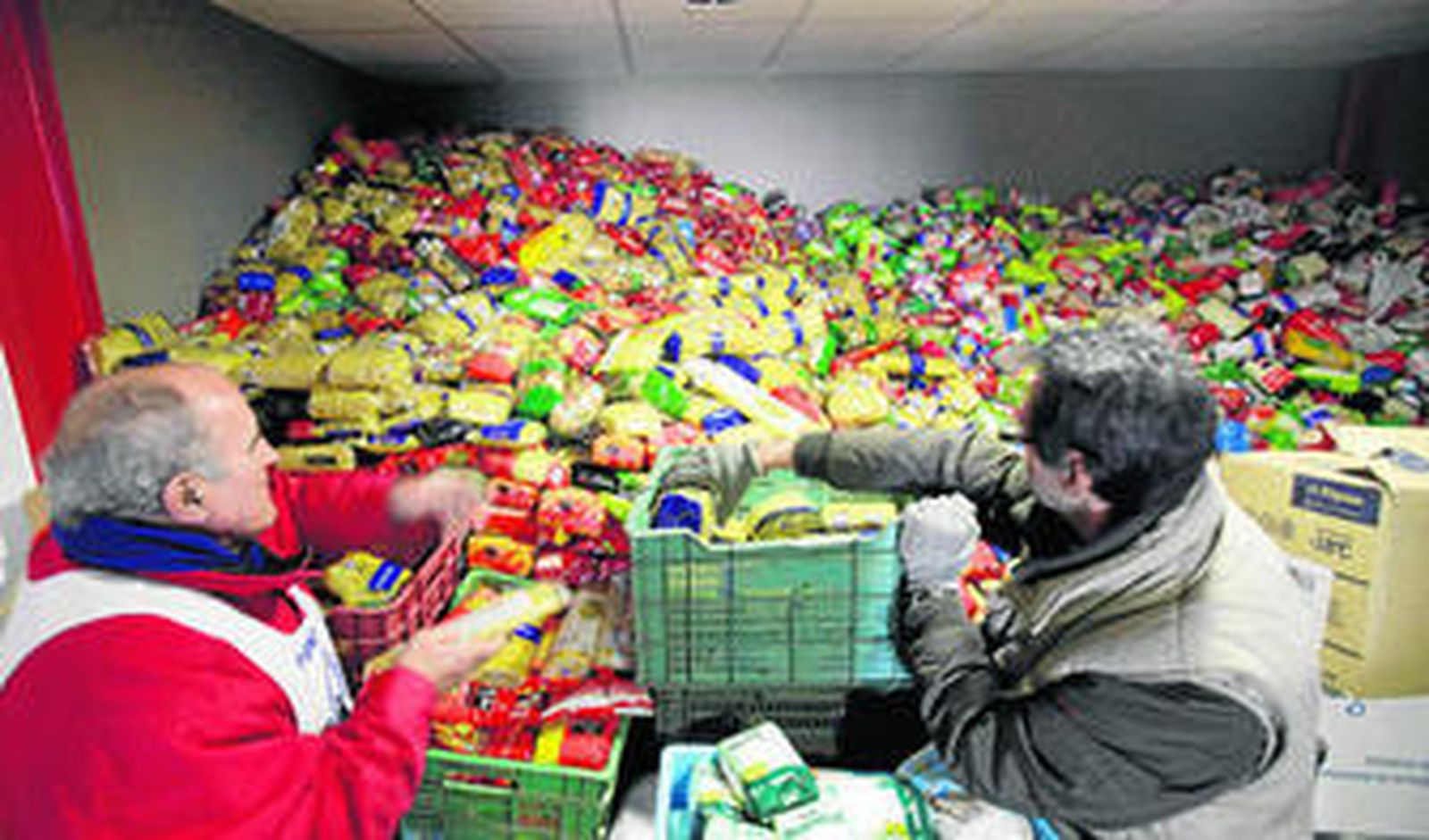Voluntarios trabajan en el almacenamiento de víveres en Granada.