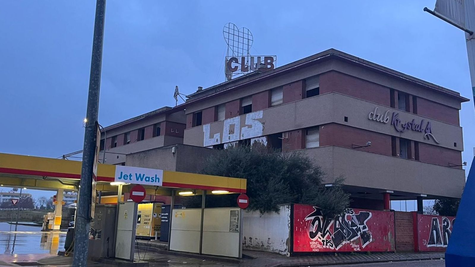 El club abandonado en el que apareció el hombre malherido, el pasado domingo.