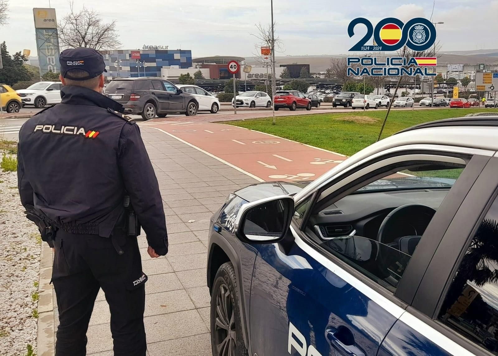 Un agente de Policía Nacional, durante un control en una zona comercial de Jerez.