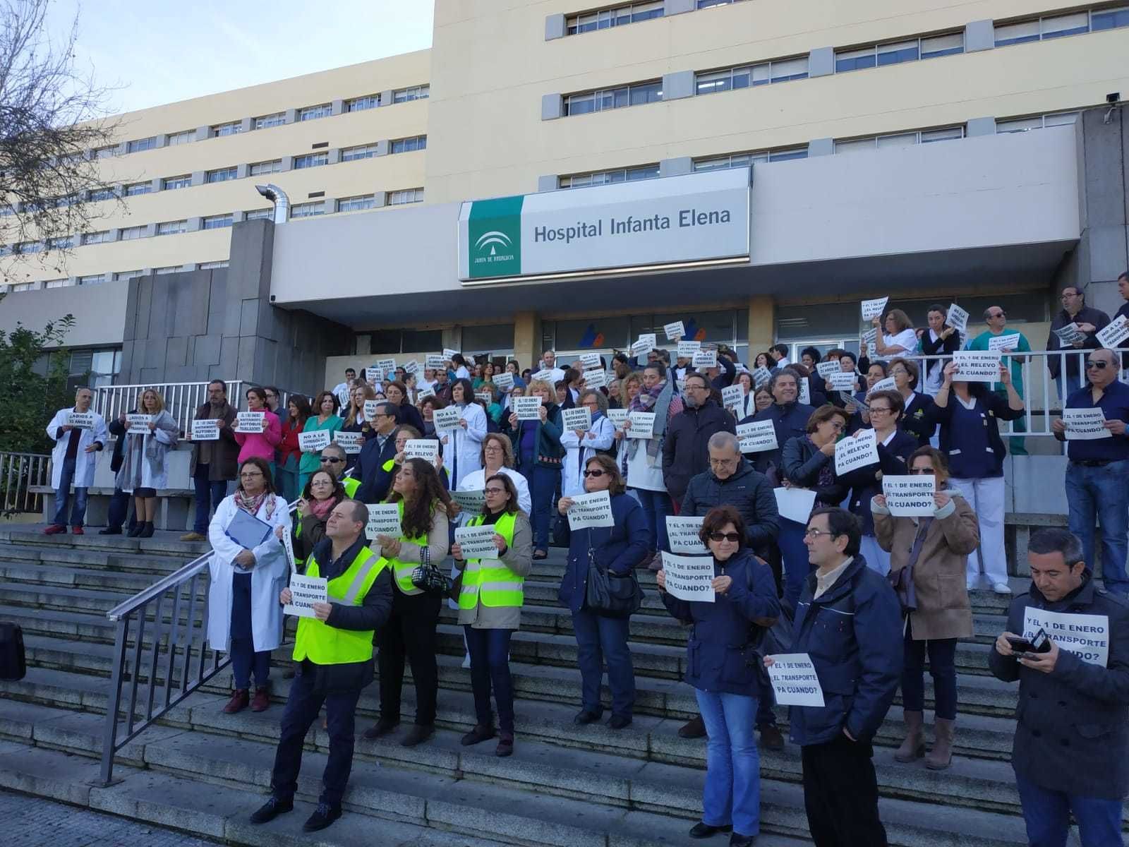 Concentración de trabajadores del Hospital Infanta Elena en contra de la supresión del servicio de transporte.