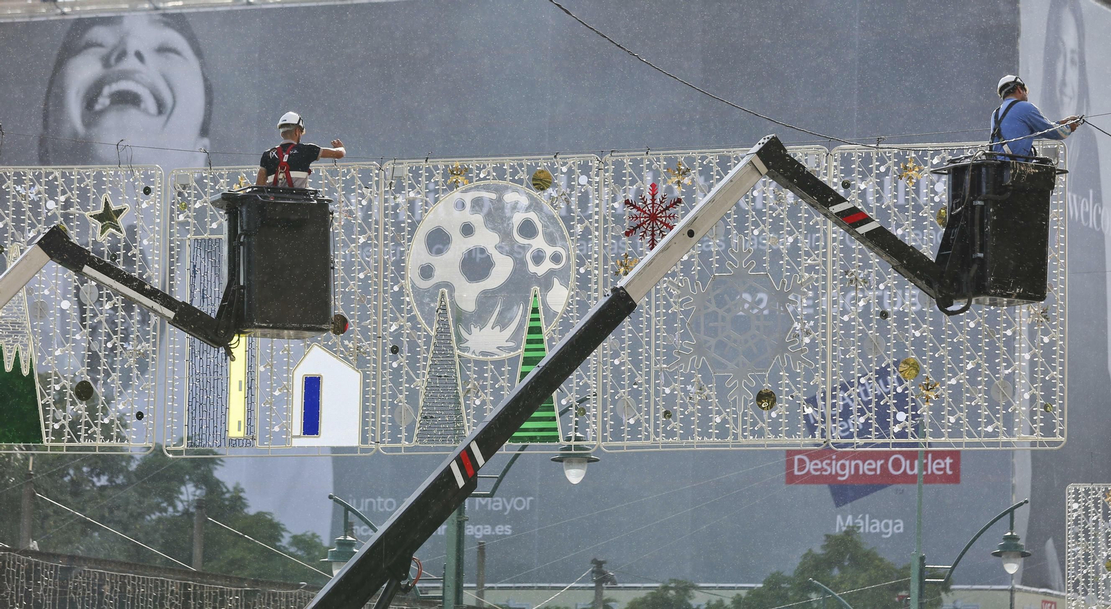 Fotos de la colocación de las luces de Navidad en Málaga