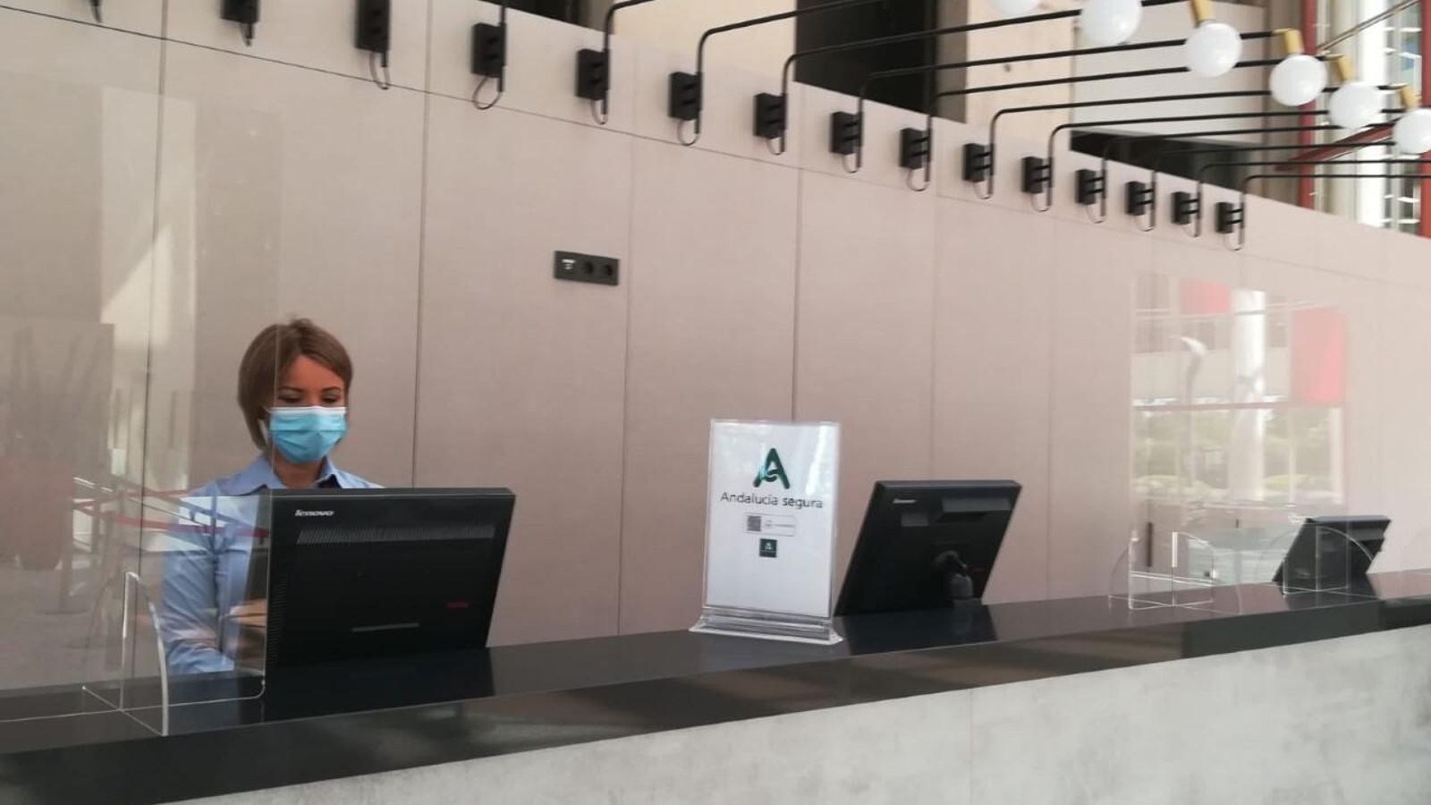 Mascarillas y mamparas en la recepción del Silken Al Andalus, que se prepara para reabrir el lunes.