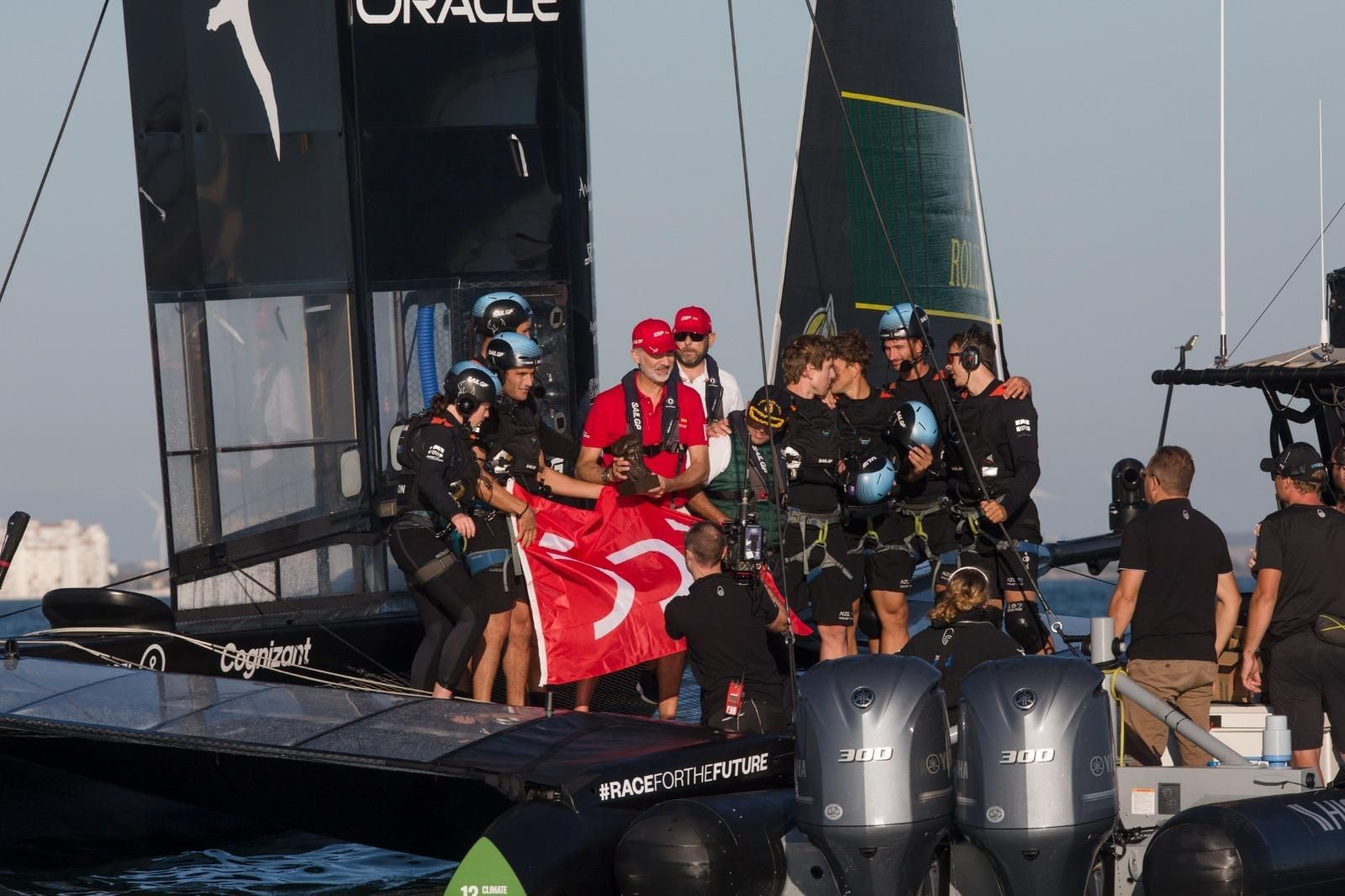 El Rey posa con el equipo de Nueva Zelanda en su embarcación.