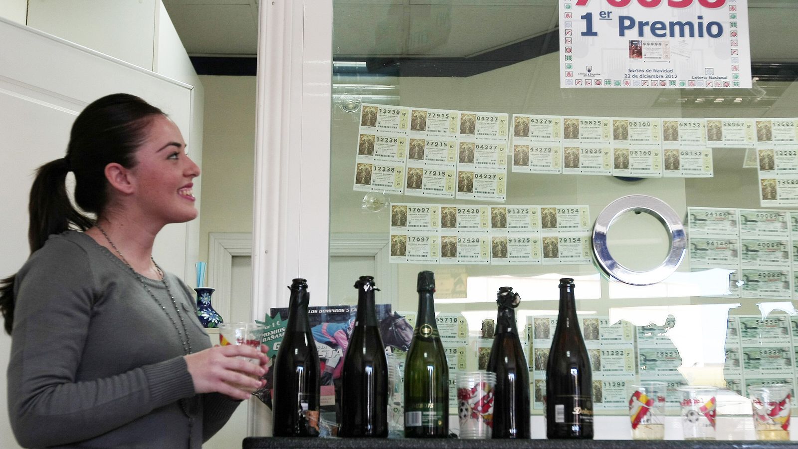 Teresa Núñez, hija del lotero de Algeciras de la administración de Ruiz Zorrilla, descorcha una botella de cava para celebrar el premio.