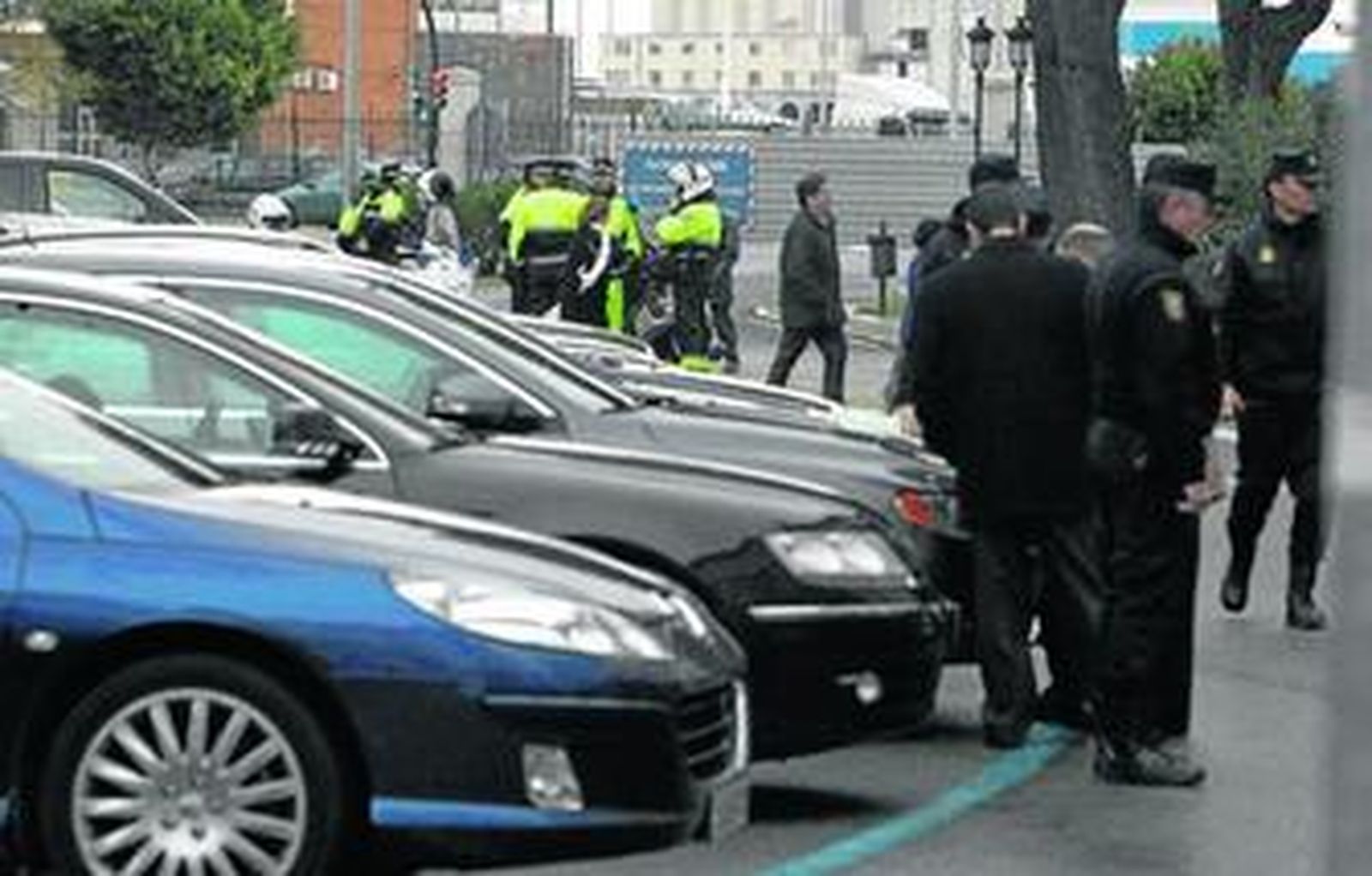 Coches oficiales en un foro europeo sobre igualdad celebrado en Cádiz.