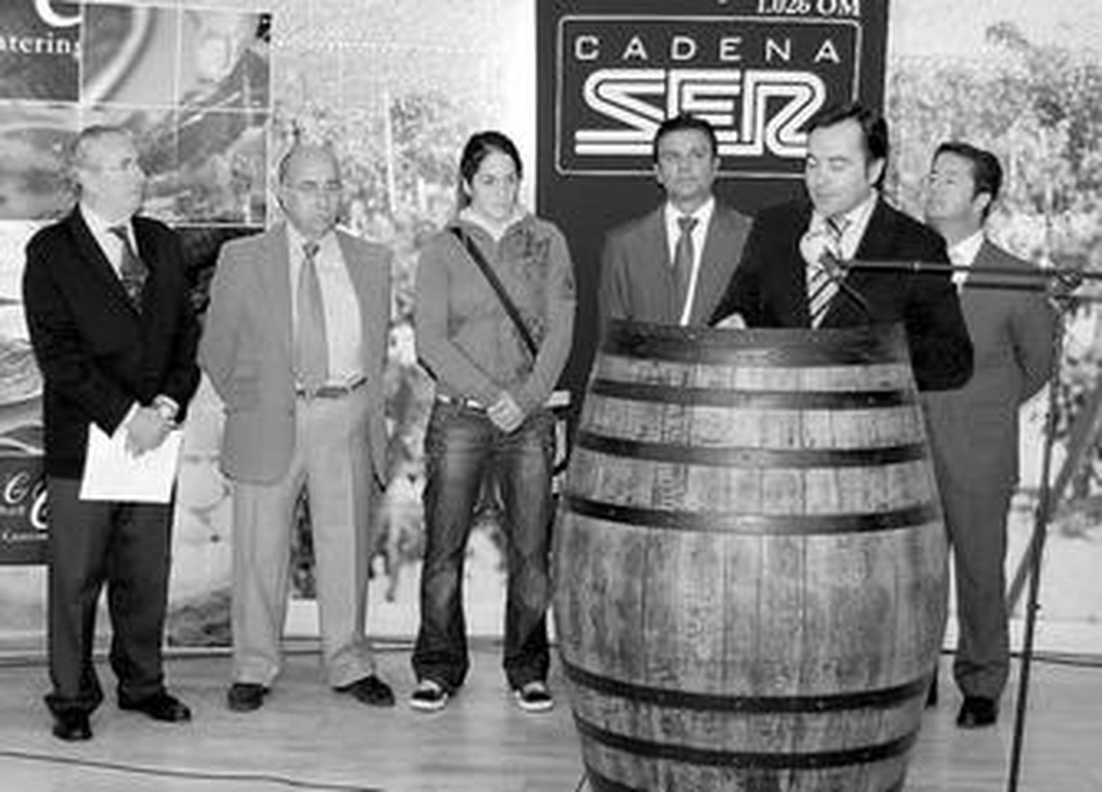 José García Ganaza anuncia los galardones en presencia de algunos de los 'Jerezanísimos 2008', ayer en La Tonelería.
