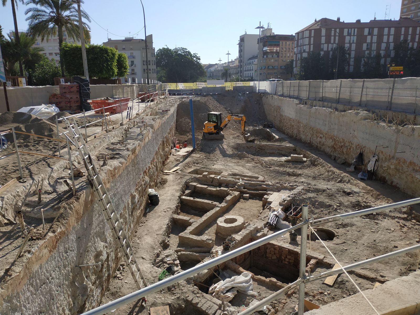 Fotos de las excavaciones arqueológicas en el tramo del Metro junto al edificio de Hacienda