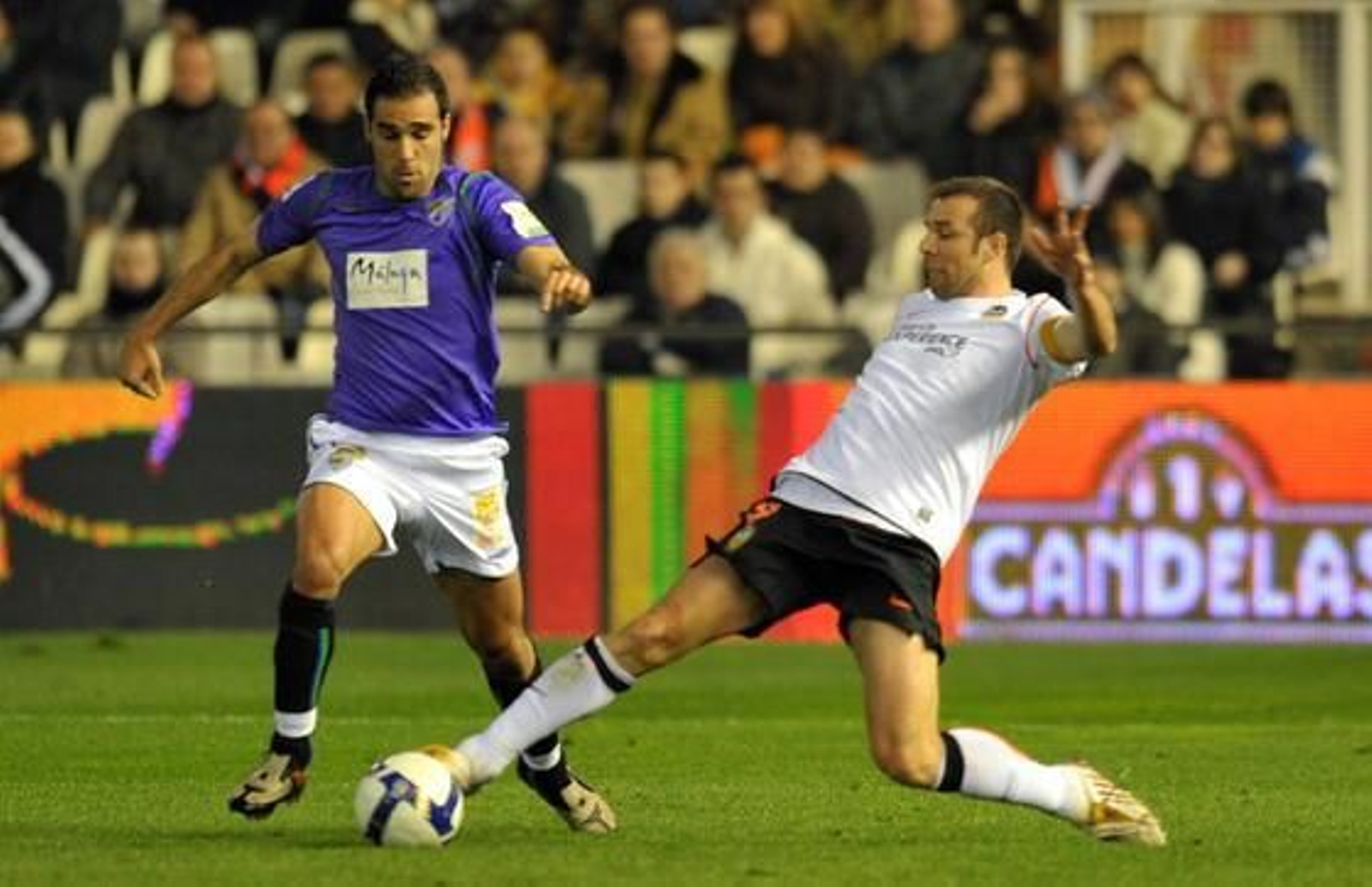 7. Jesús Gámez

El fuengiroleño destacó también por sus malos humos sobre el césped. El lateral derecho no se aguantó ni una sola palabra ante rivales y árbitros. Eso le llevó a seis expulsiones a lo largo de su carrera en el primer equipo blanquiazul. Habitual de las amonestaciones también por llegar tarde en alguna que otra entrada. Pese a su datos estadísticos, cabe recordar que sufrió algún directo del madridista Pepe e incluso un escupitajo de Messi. 

Foto: Malaga Hoy