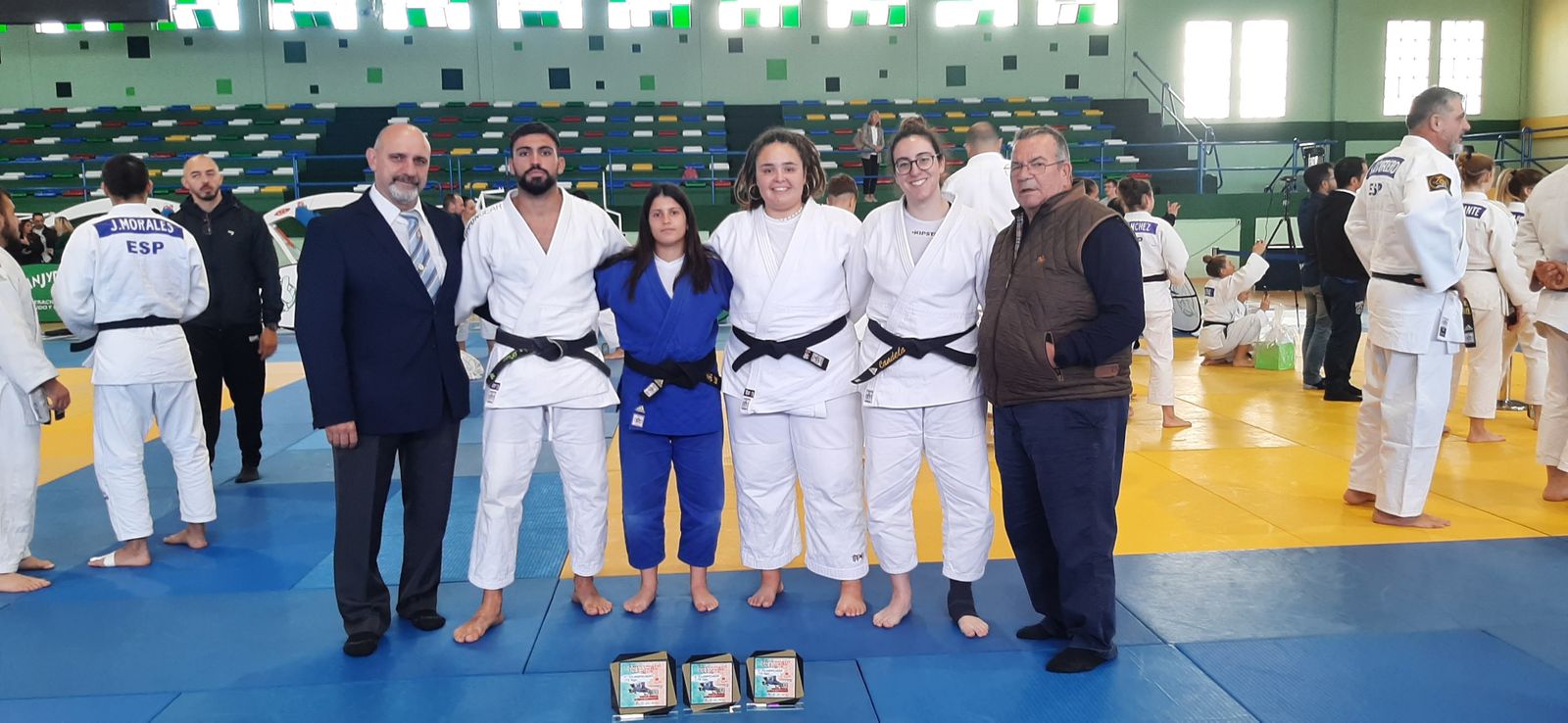 Los cuatro deportistas portuenses, con sus entrenadores y maestros.