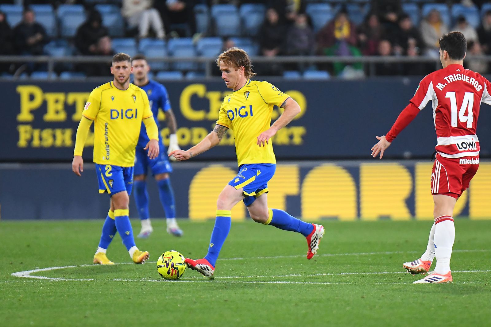 Álex Fernández en el partido Cádiz-Granada.