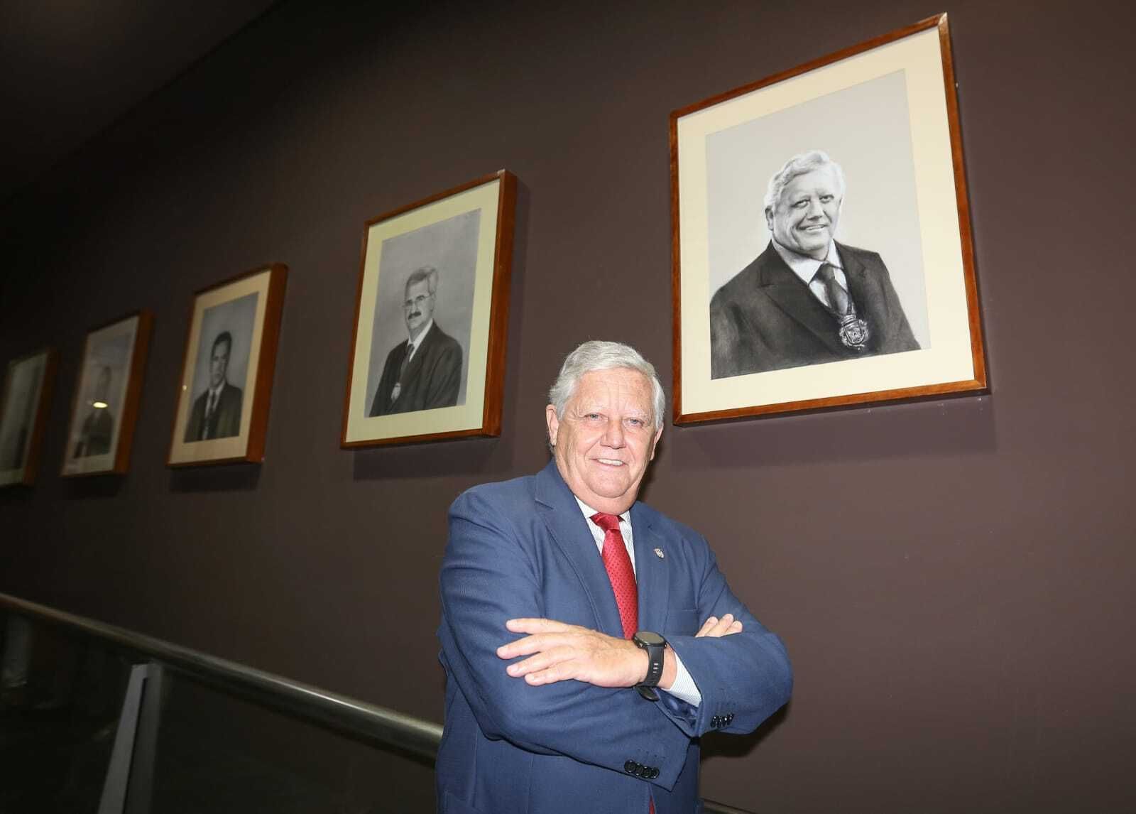 El ex alcalde del PP Ernesto Marín junto a su cuadro en el pasillo que da acceso al Salón de Plenos.