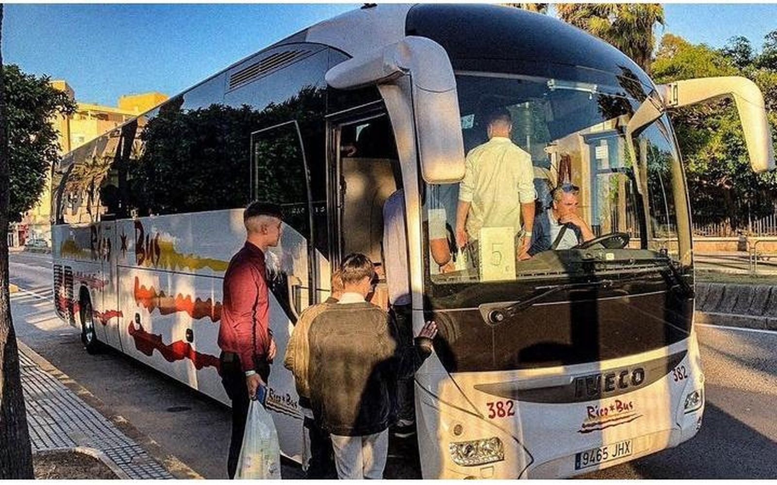 Jóvenes subiendo a un autobús para trasladarse a una feria de la provincia.