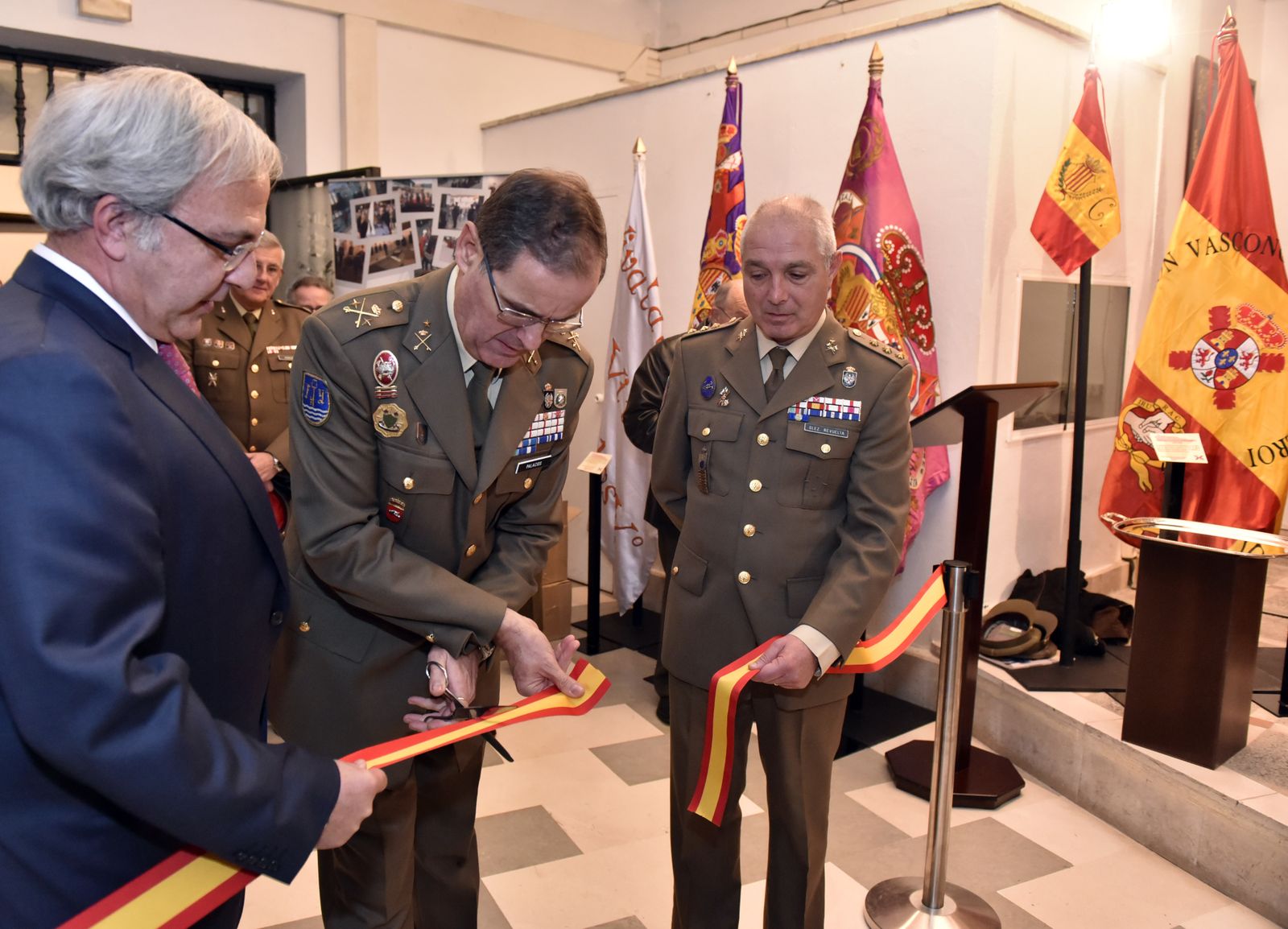 Corte de cinta para la inauguración de la exposición en el Museo Militar.