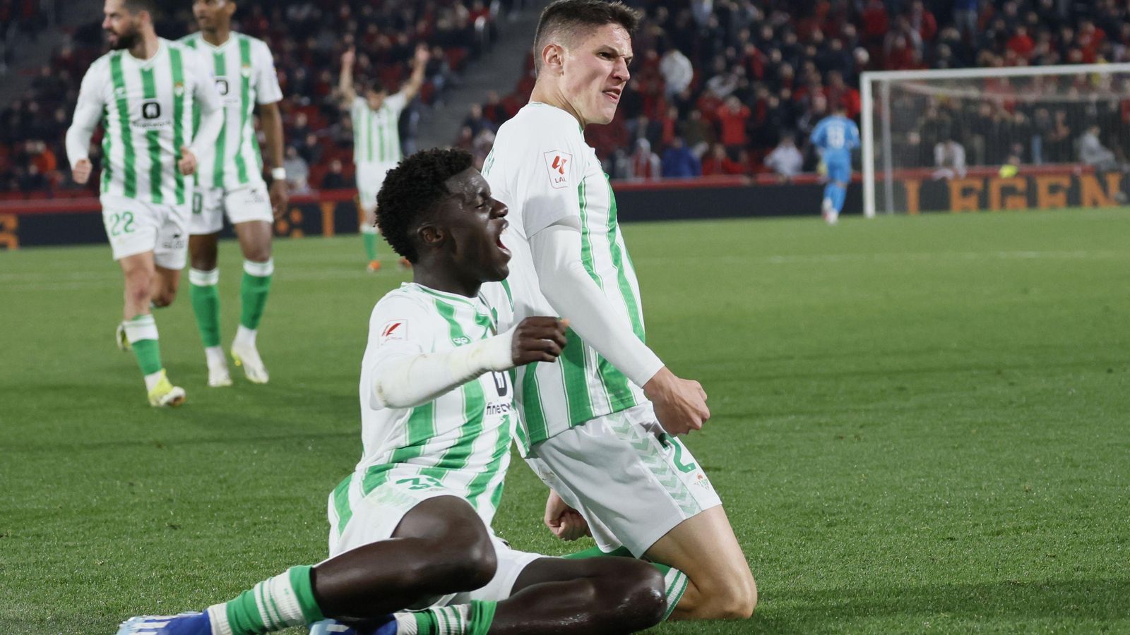 Sergi Altimira celebra con rabia su gol con Assane Diao.
