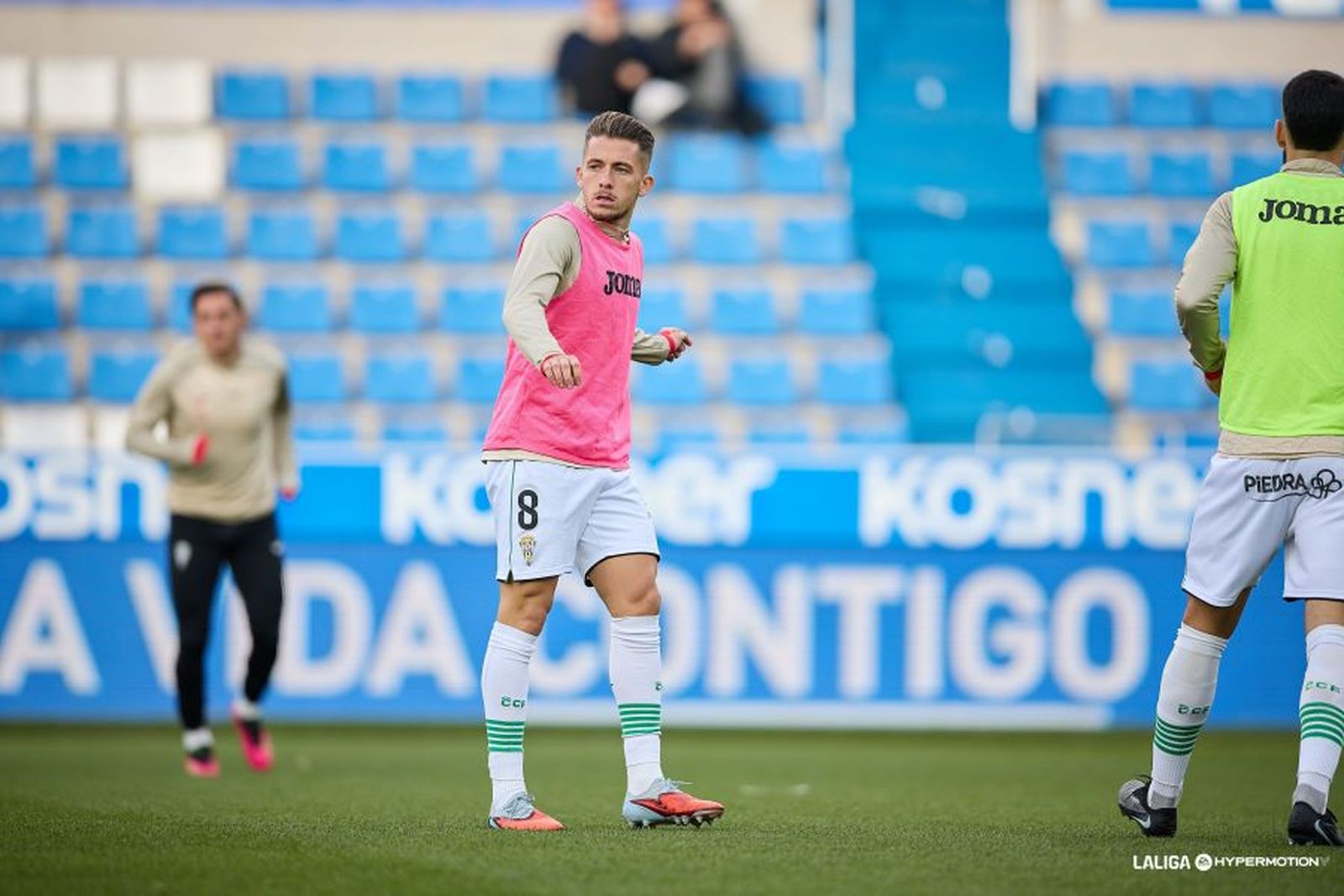Isma Ruiz calienta antes del Mirandés-Córdoba