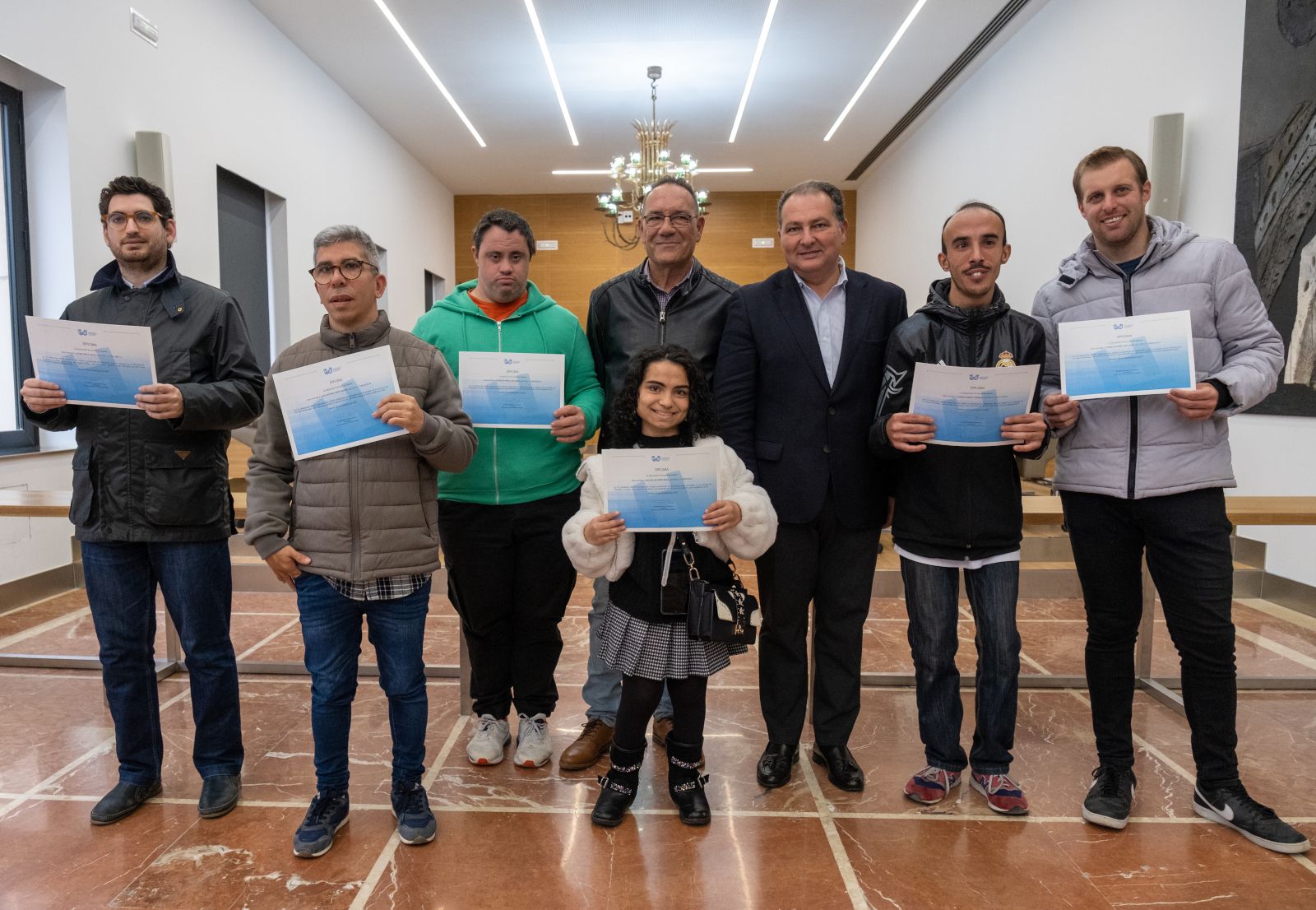 Los seis jovenes reciben su diploma