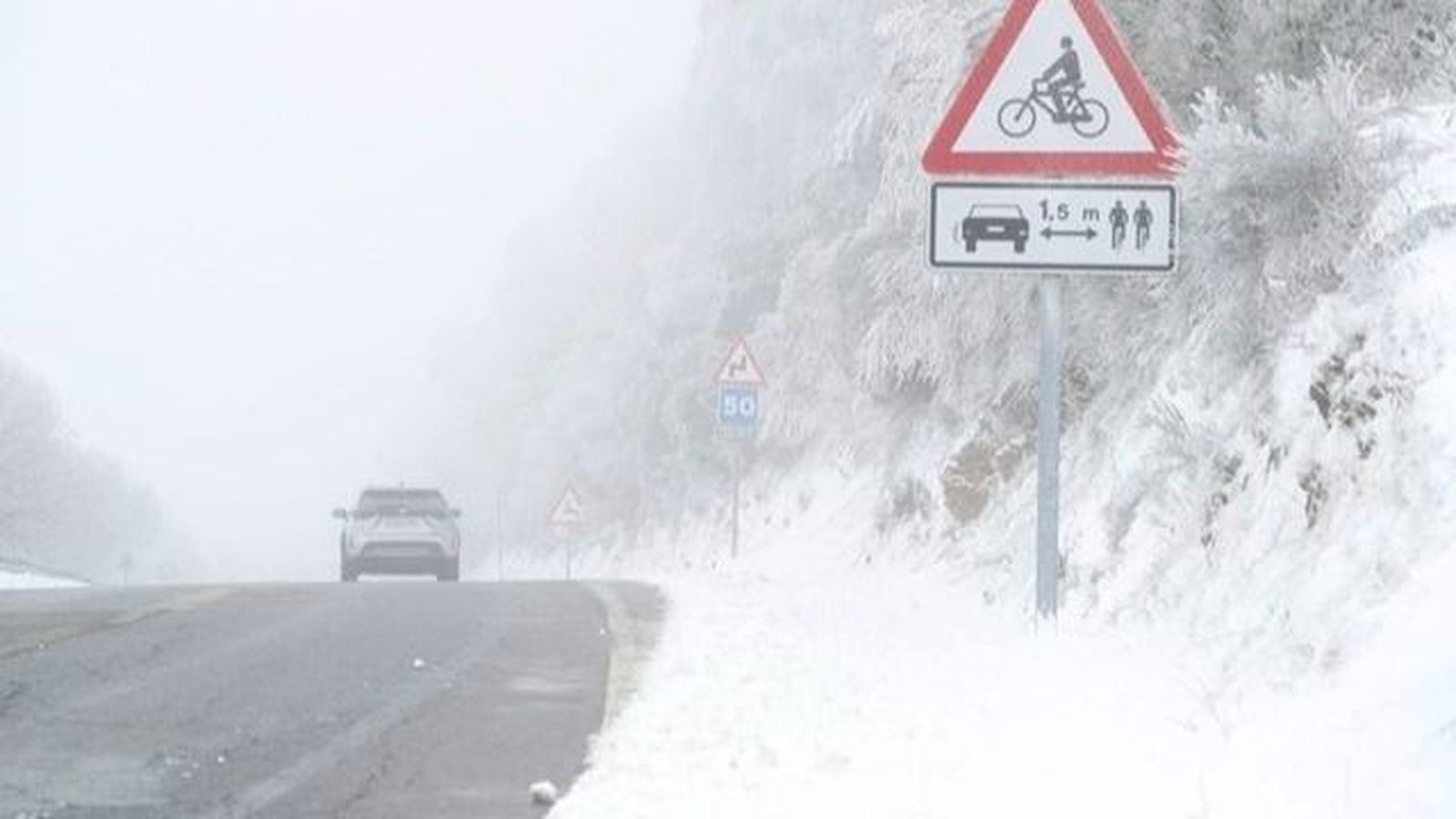 Nieve  en la carretera | Imagen de archivo