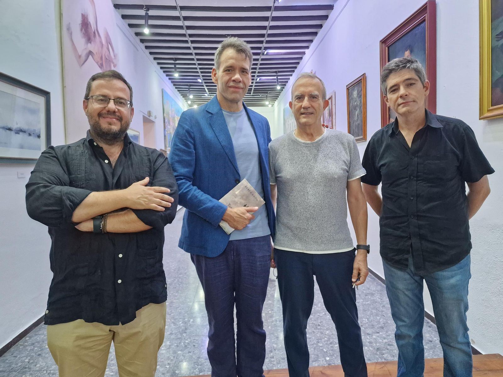 Rubén Amón, con el concejal y el presidente de la Academia.