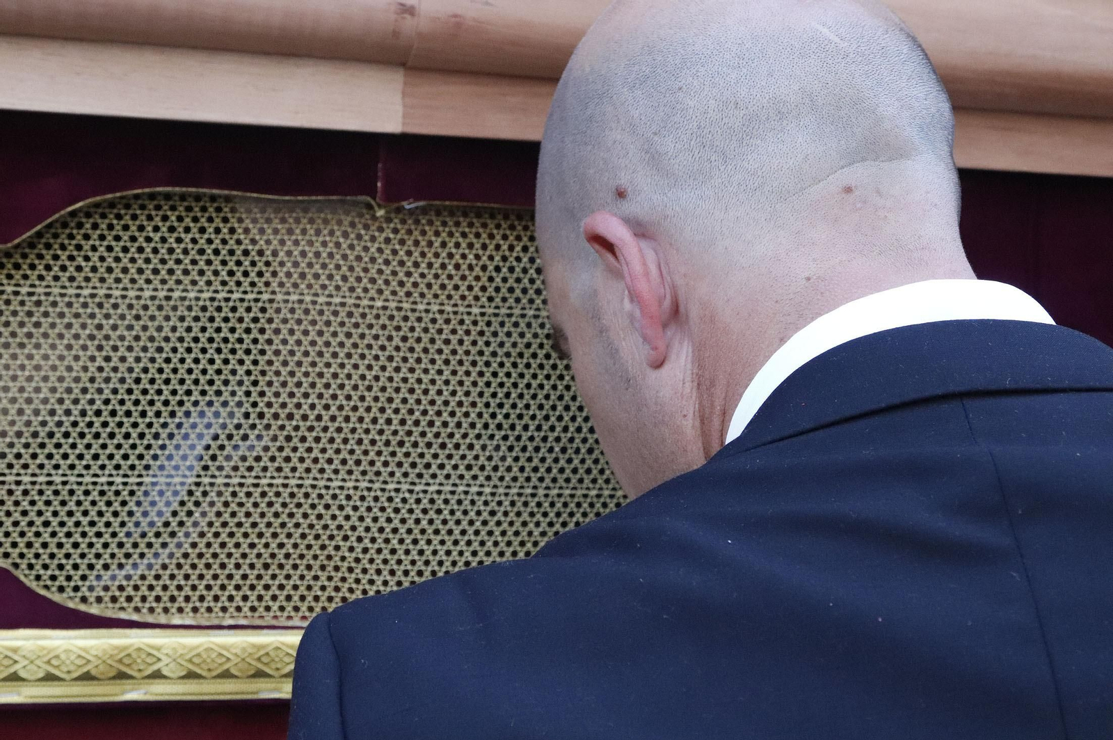 Imágenes del recorrido de la Hermandad de la Redención por las calles de Huelva