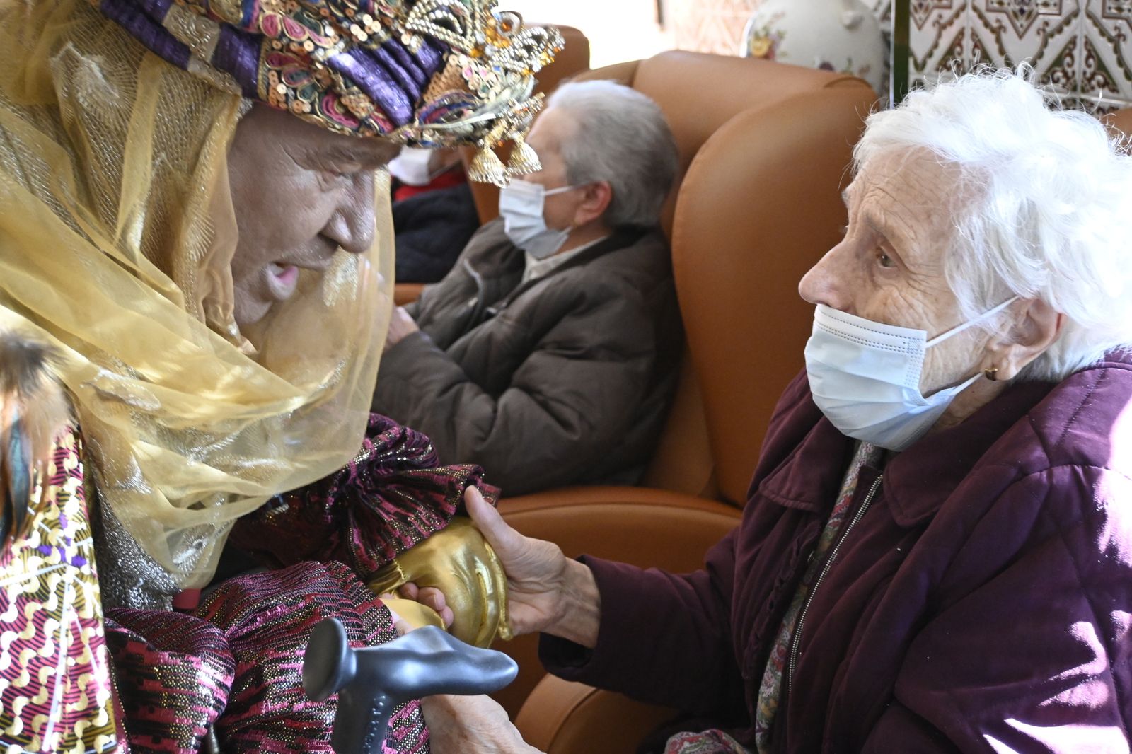Visita de los Reyes Magos a los ancianos de los asilos de Huelva, en imágenes