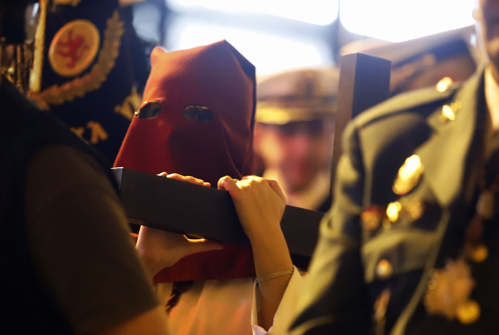 La Hermandad de Los Judíos en su recorrido por las calles de Huelva en el Jueves Santo