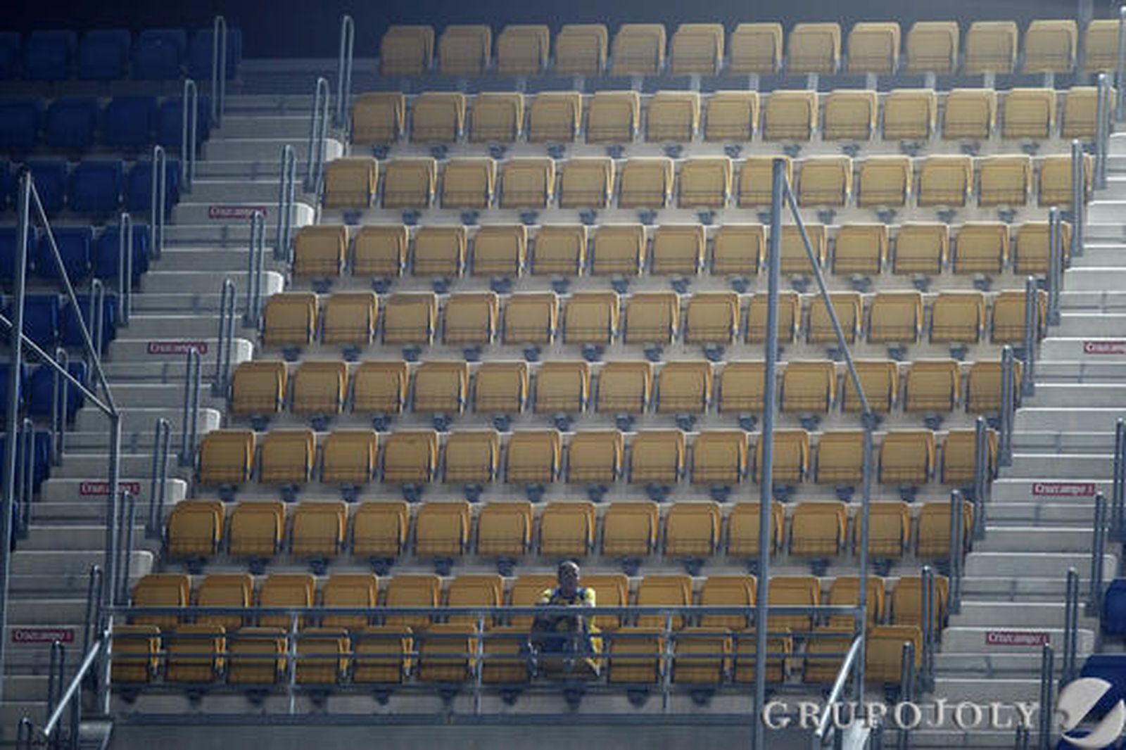 Escaso público en varias zonas del campo. 

Foto: Jose Braza