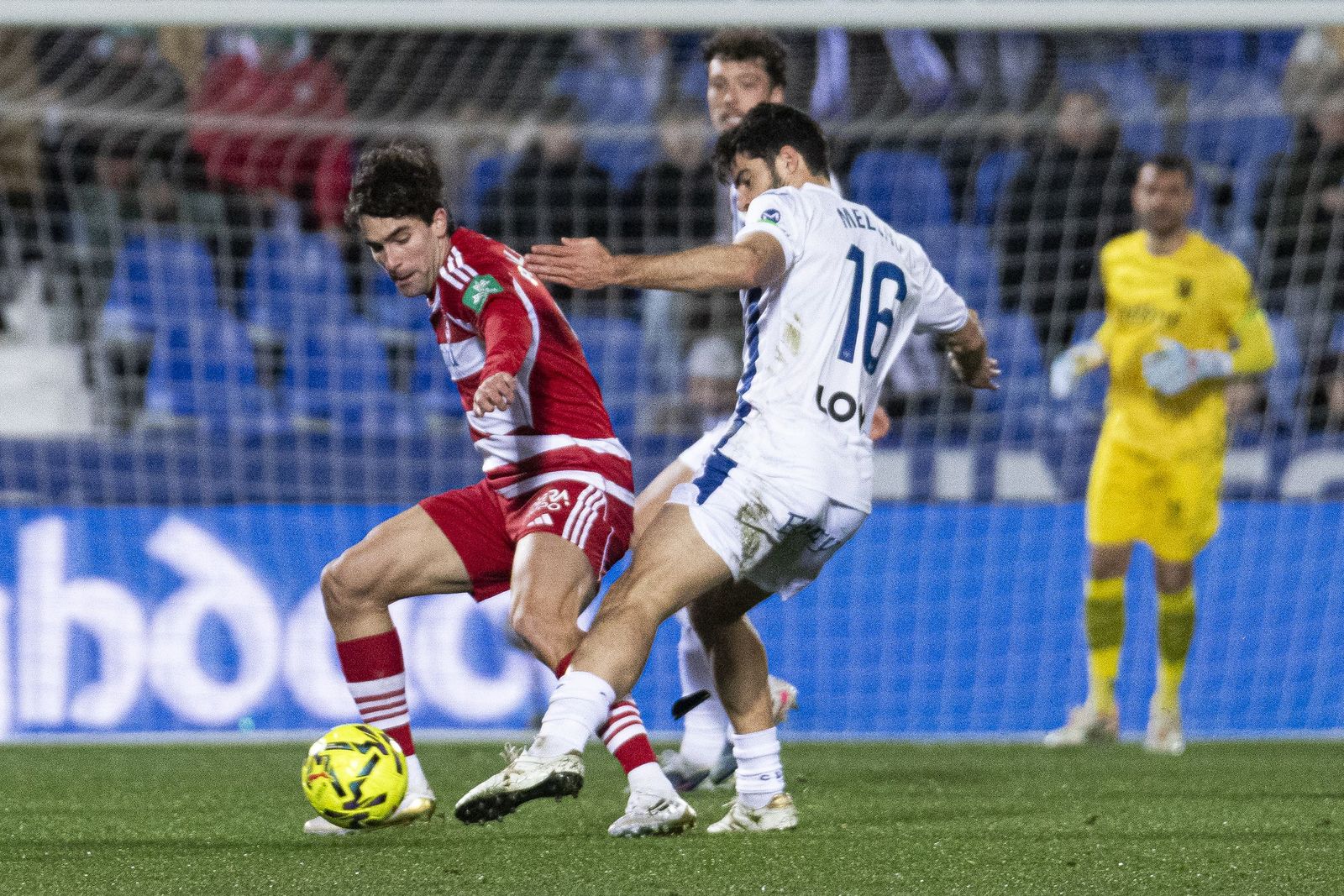 Alemañ pugna con un jugador del Leganés por el balón