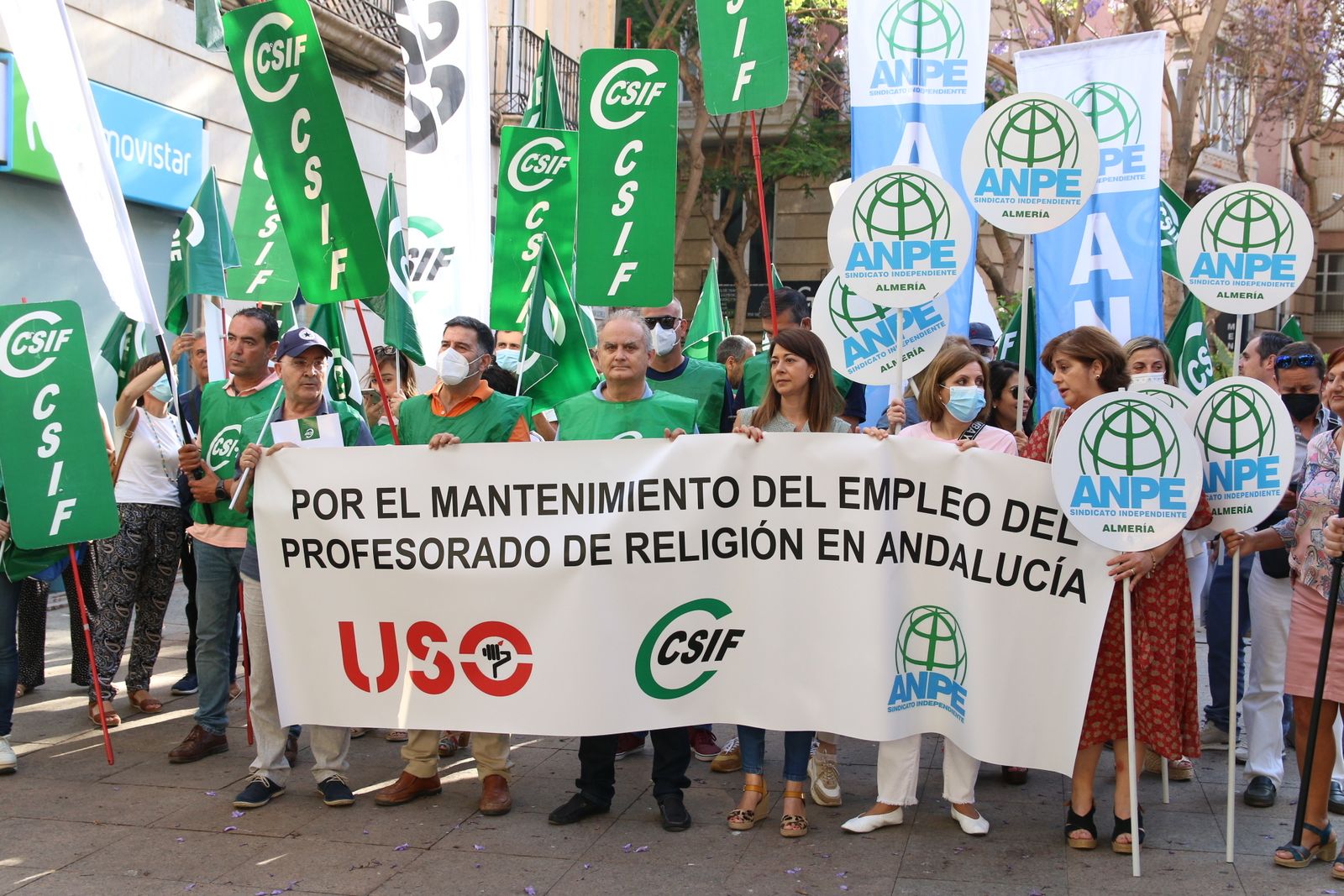 Concentración de los docentes de Religión en el Paseo de Almería.