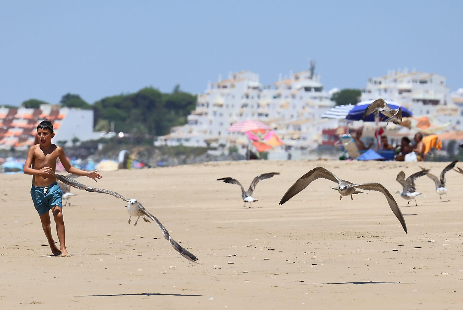 Ambiente en las playas de Huelva en la mañana de domingo