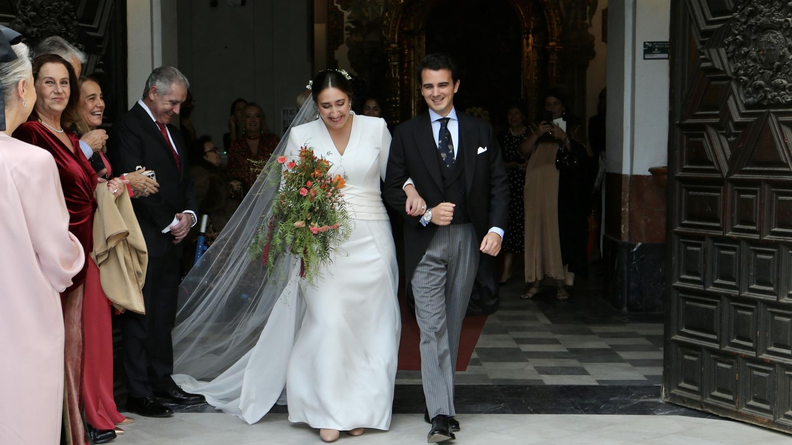 Marta Arenas y su marido, Marco González Castellanos, al salir ya del templo como esposos