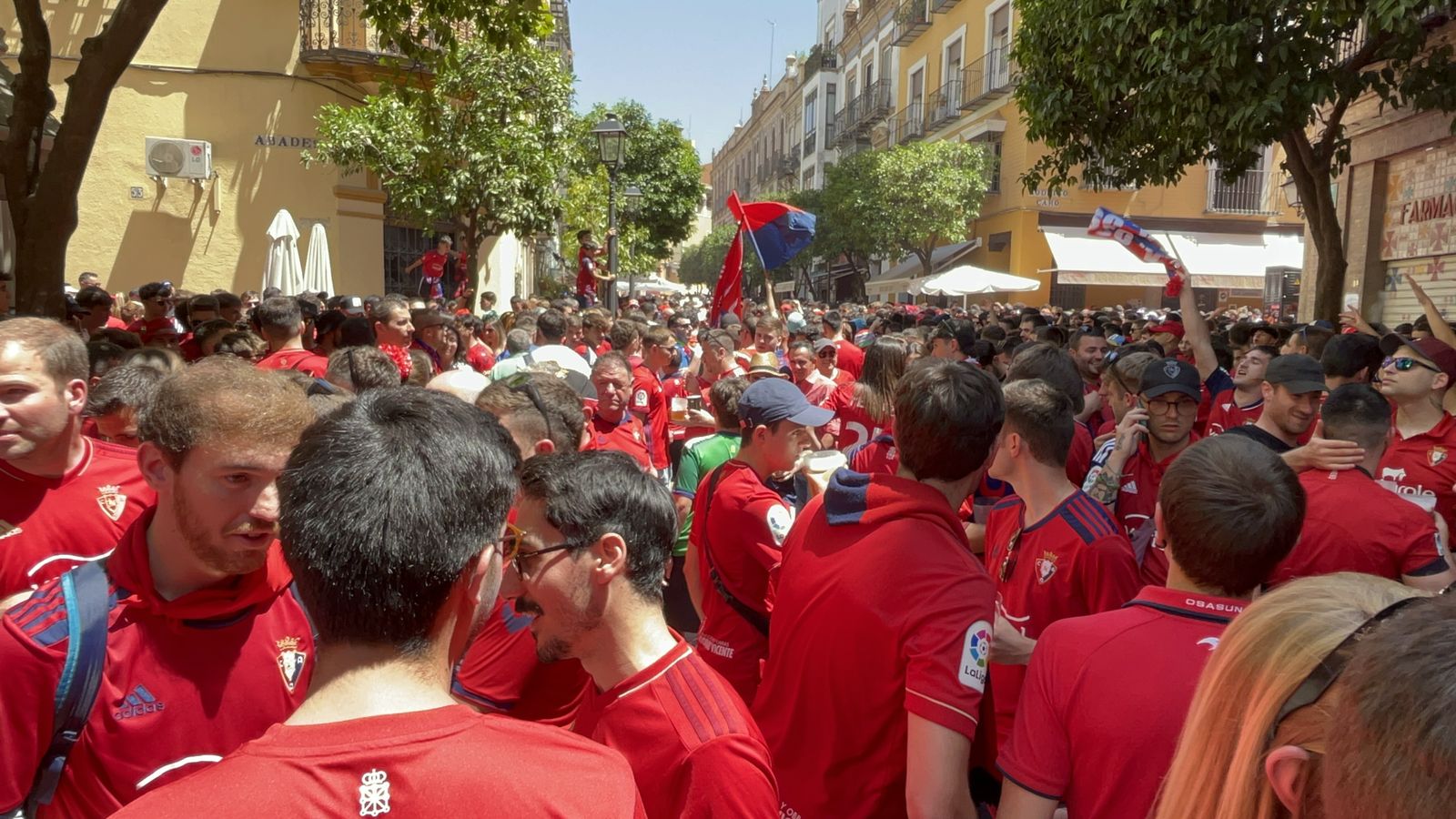 Búscate en la galería gráfica de las aficiones de Osasuna y Real Madrid en Sevilla