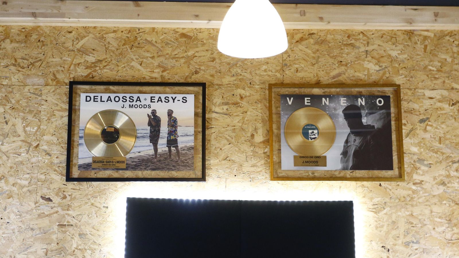 Detalle de dos de los discos de oro que ha recibido Space Hammurabi