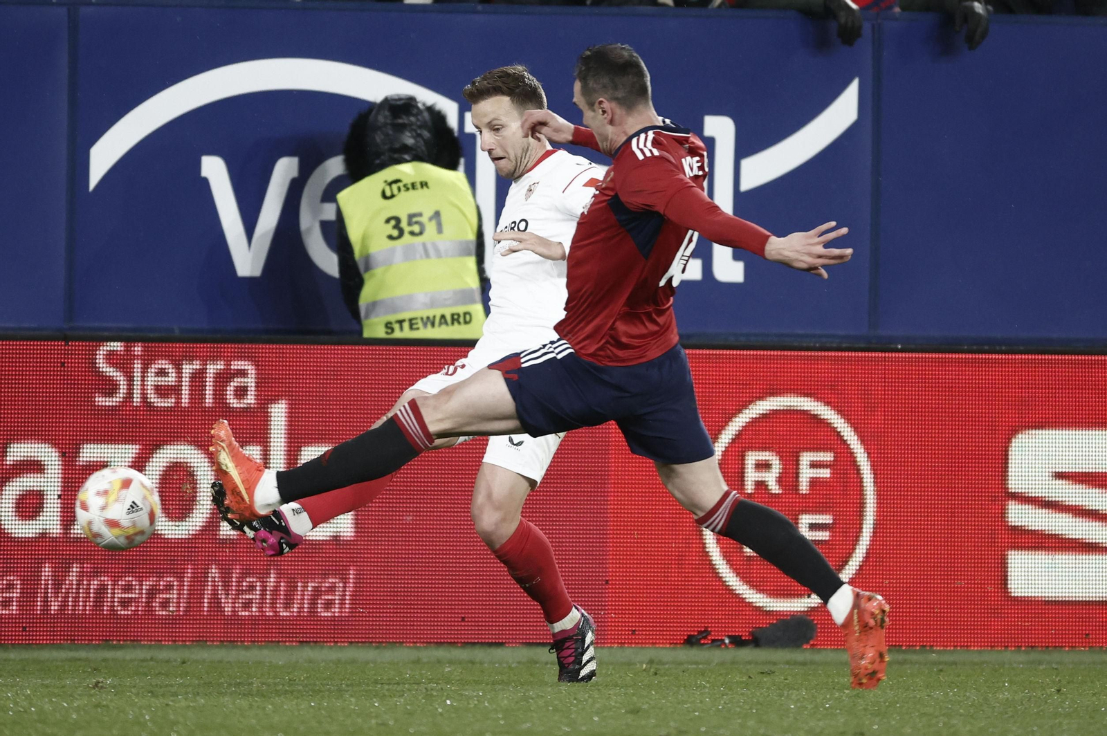 Rakitic intenta un centro ante Kike García.